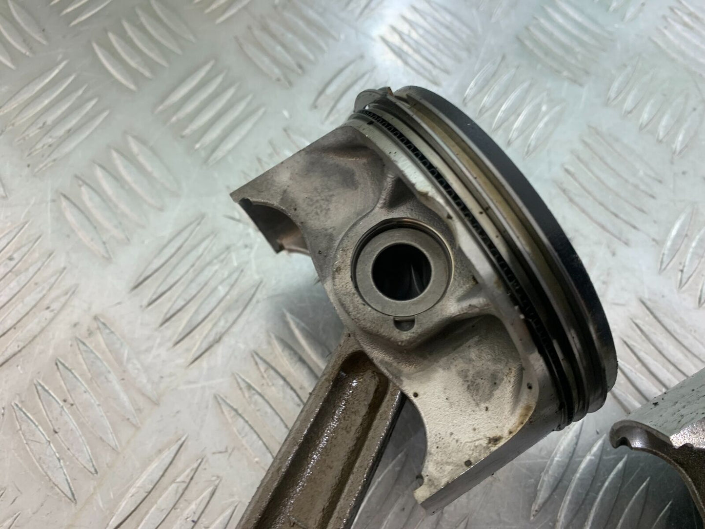 TRIUMPH THUNDERBIRD 1600 2 X CON RODS AND PISTONS   YEAR 2011 (CMB1107)