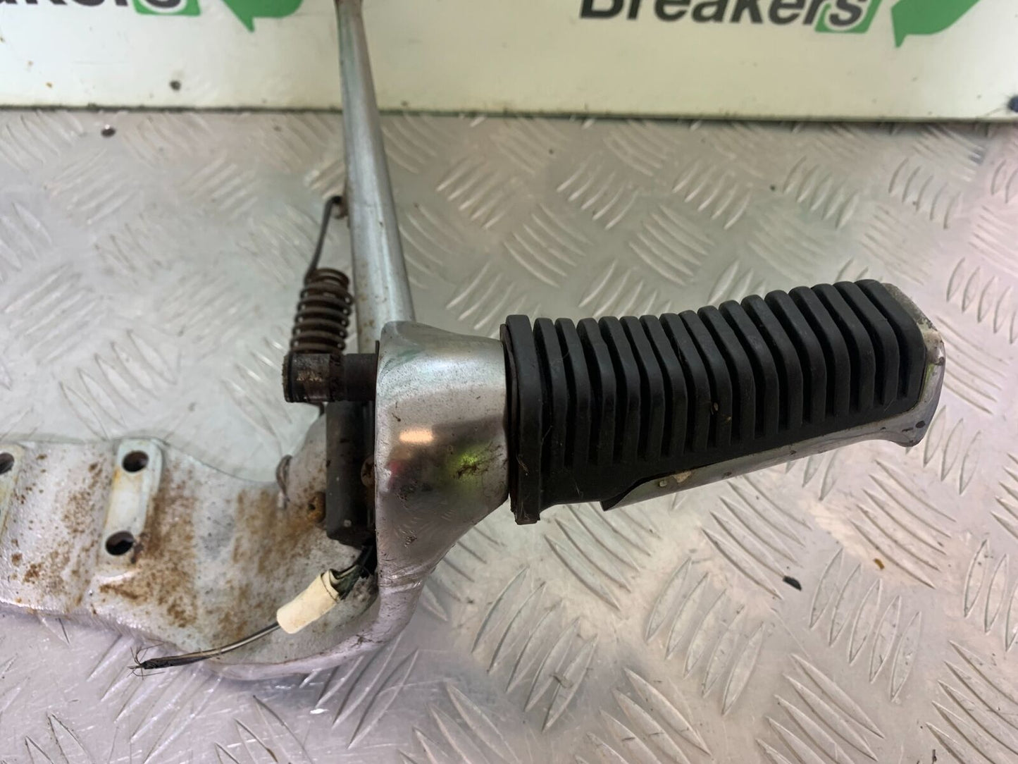 SUZUKI VS1400 VS 1400 INTRUDER FOOTRESTS AND BRACKET   YEAR 1988 (CMB1077)