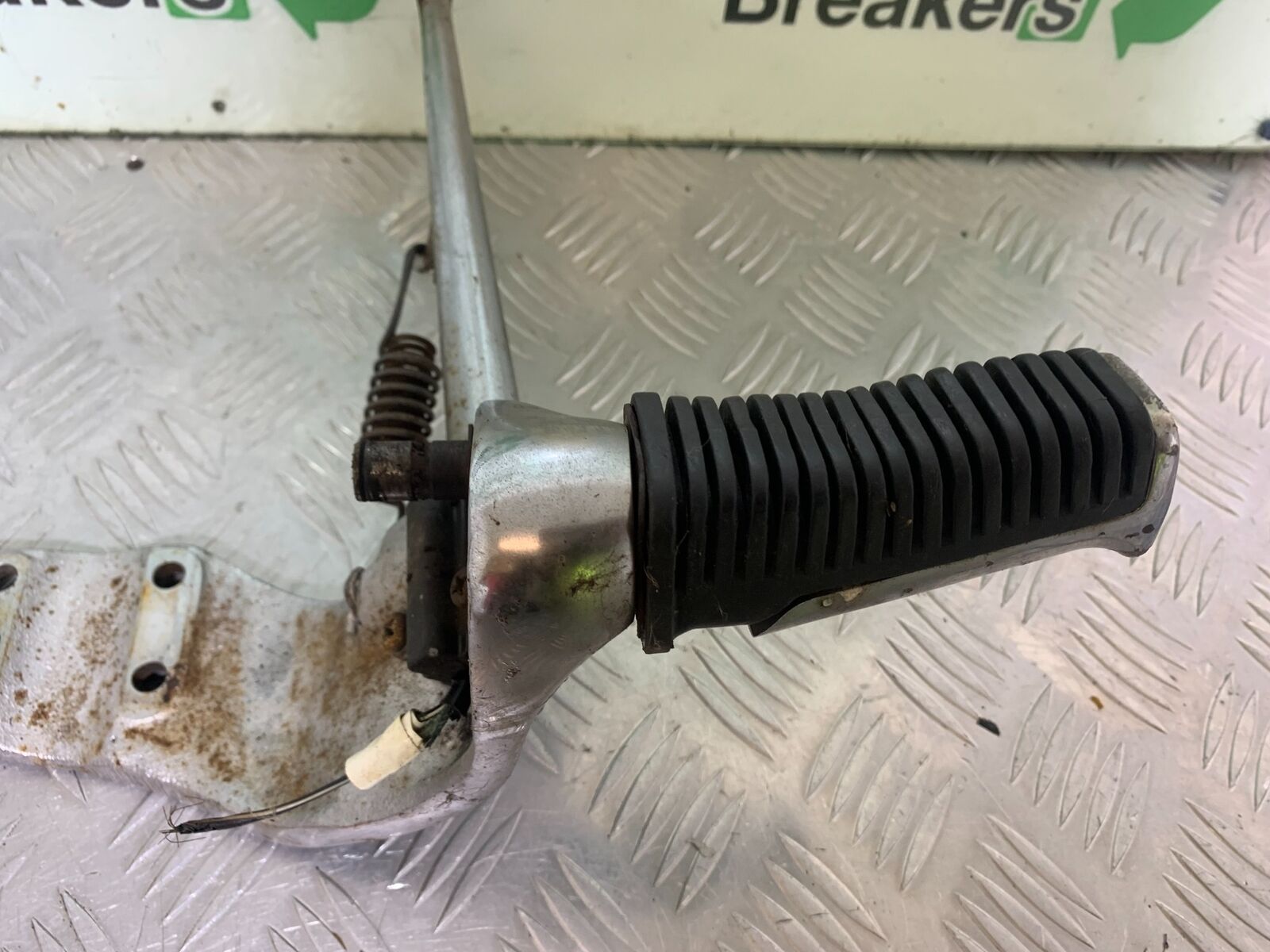 SUZUKI VS1400 VS 1400 INTRUDER FOOTRESTS AND BRACKET   YEAR 1988 (CMB1077)