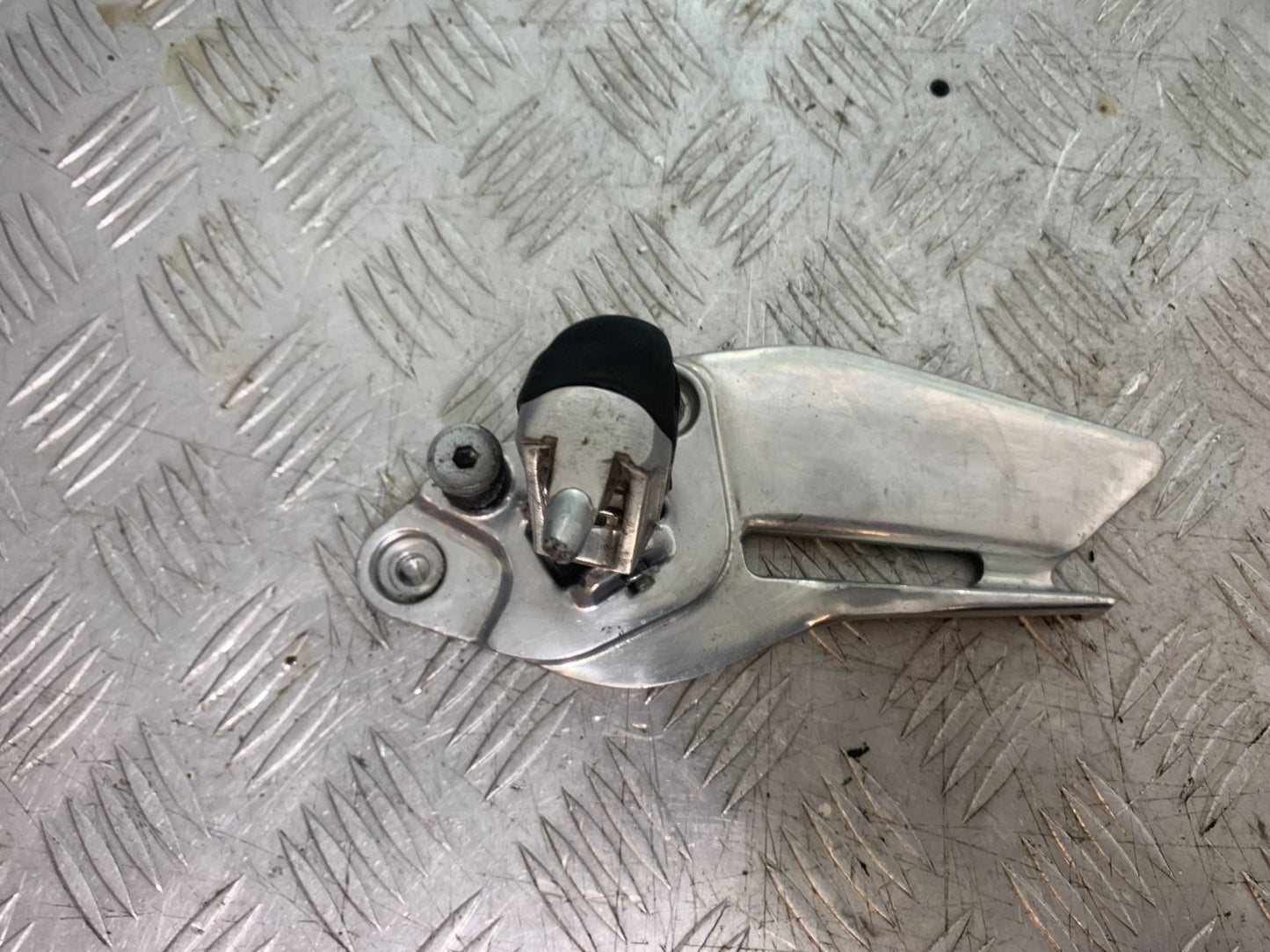 YAMAHA XJ900 XJ 900 DIVERSION FRONT LEFT HANGER AND PEG YEAR 1994-2002 (CMB1292)
