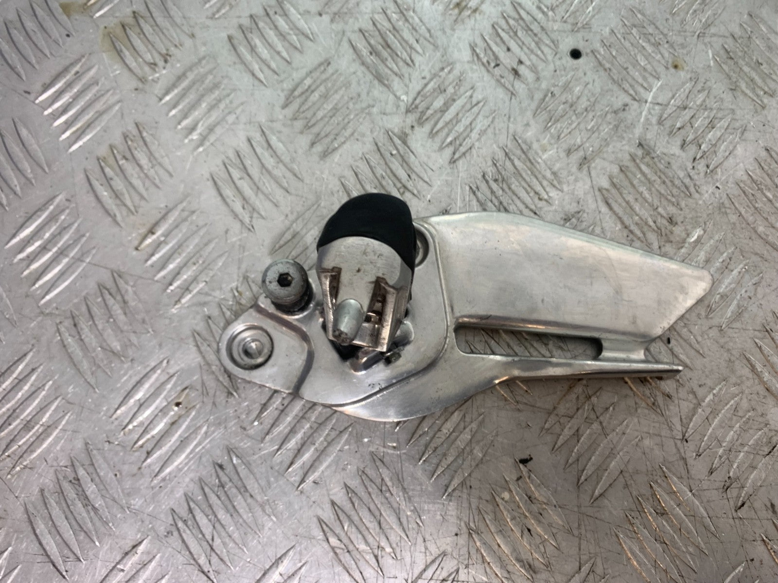YAMAHA XJ900 XJ 900 DIVERSION FRONT LEFT HANGER AND PEG YEAR 1994-2002 (CMB1292)