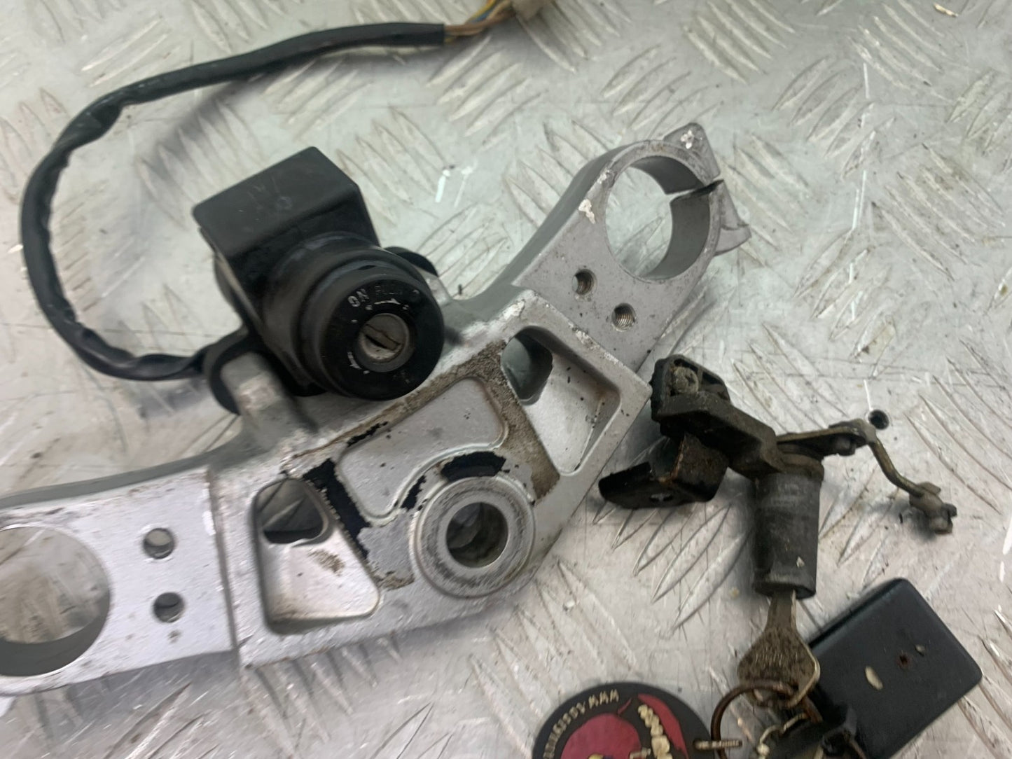 KAWASAKI GPZ600 GPZ 600 INGITION SWITCH AND SEAT LOCK  YEAR 1988-90 (CMB1258)