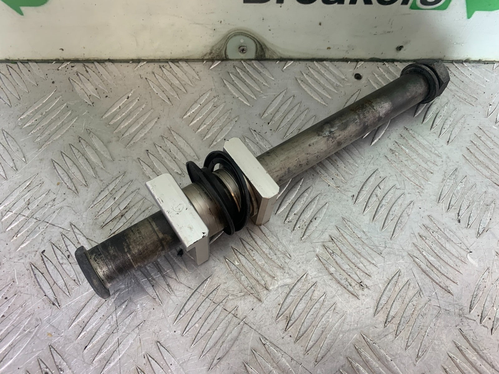 YAMAHA YZF R1 14 B BIG BANG REAR  WHEEL SPINDLE    2009-14 (CMB1175)