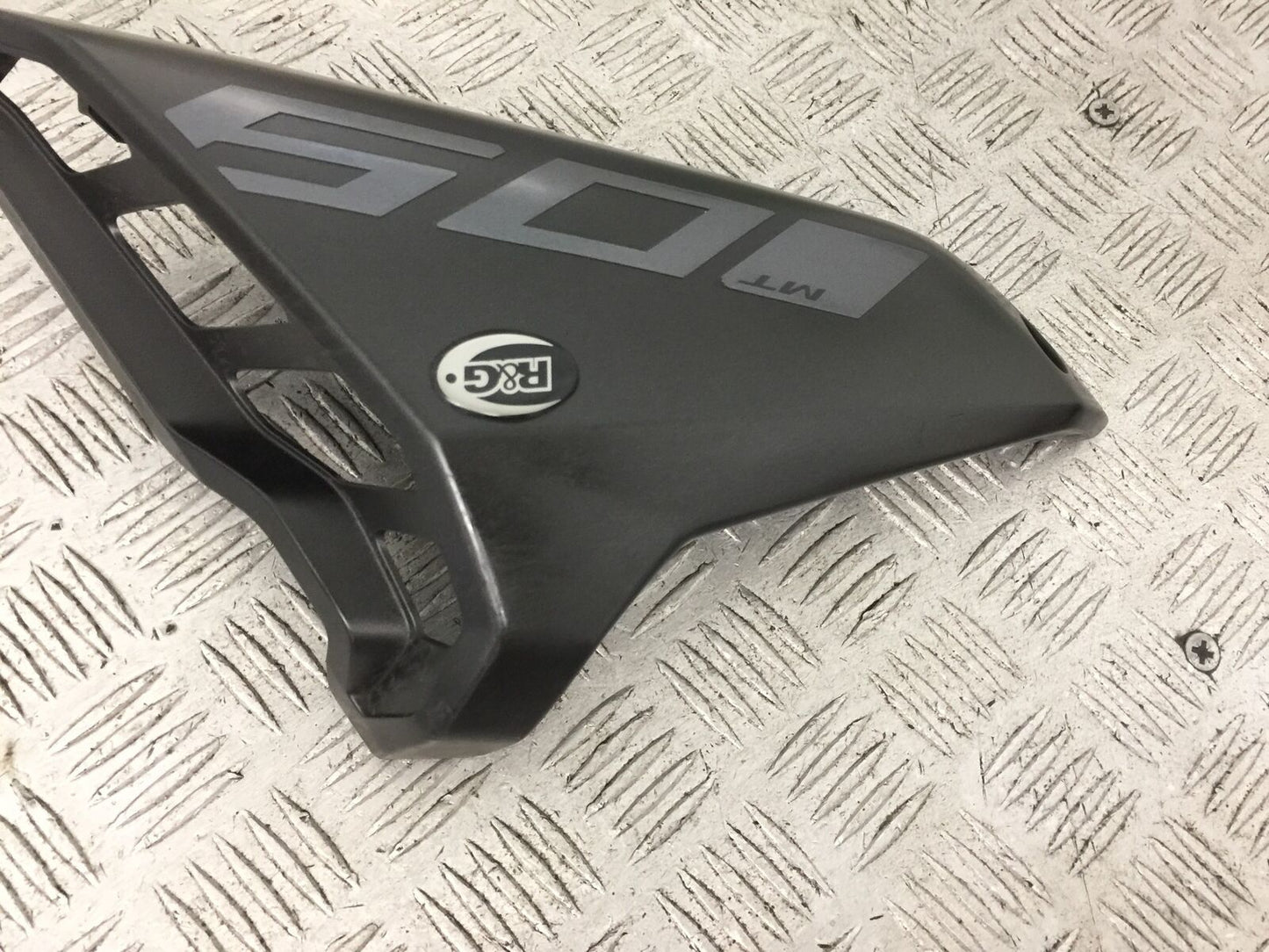 YAMAHA MT09 MT-09 RIGHT FAIRING PANEL  YEAR 2018 (STOCK 906)