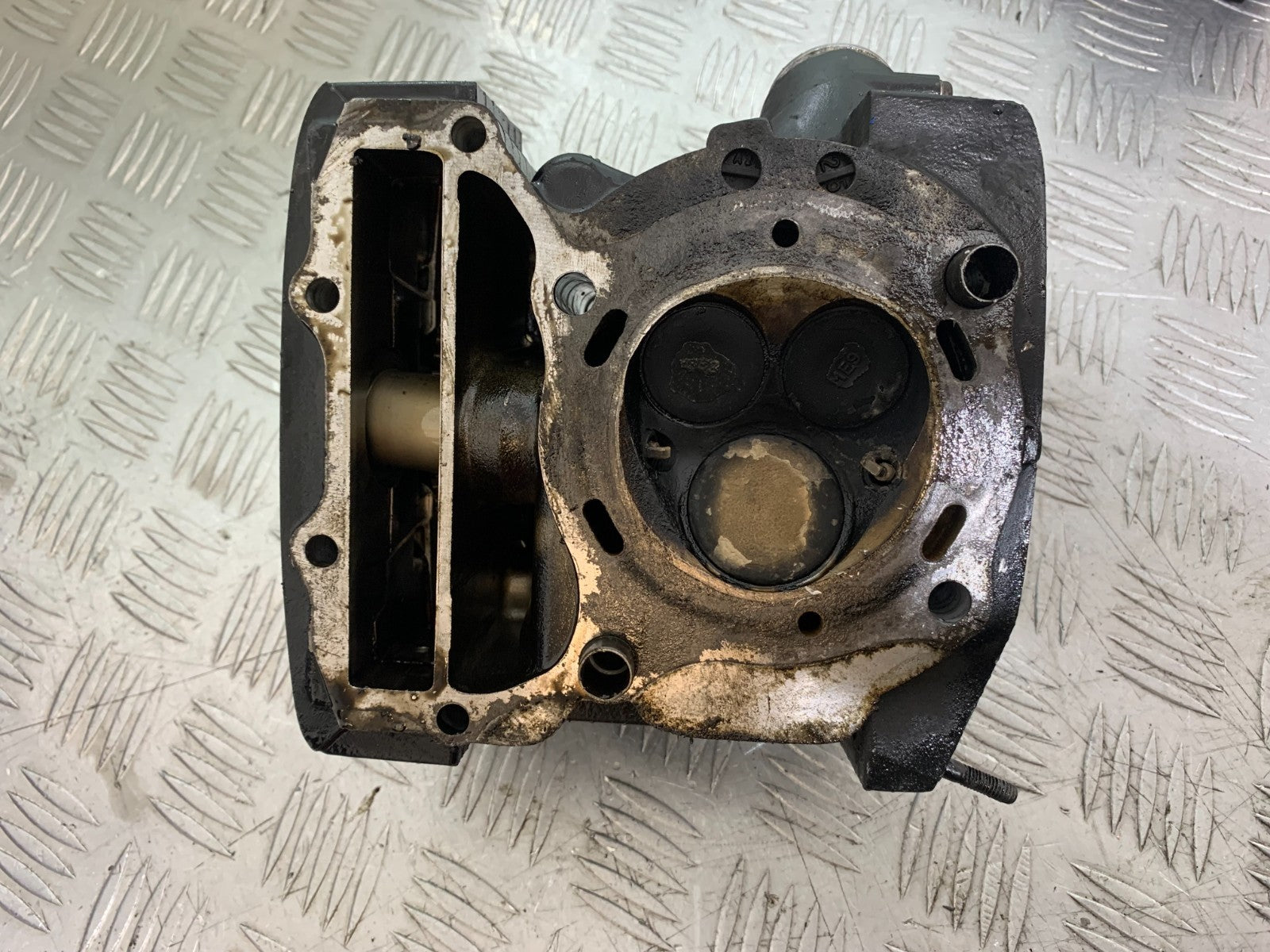 HONDA VT700 VT 700 SHADOW REAR CYLINDER HEAD YEAR 1984-85 (CMB1328)