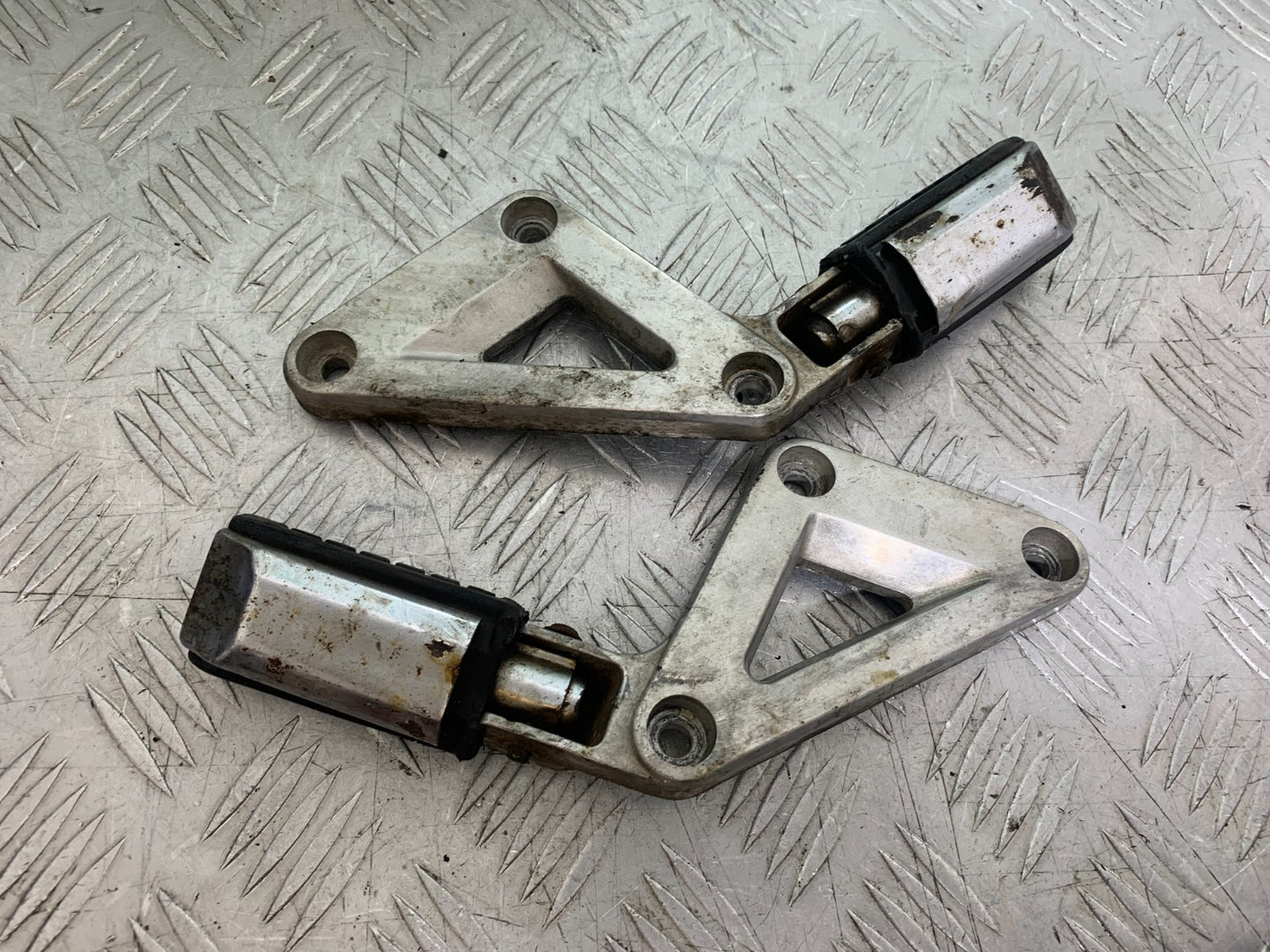 HONDA VT700 VT 700 SHADOW REAR HANGERS AND PEGS  YEAR 1984-85 (CMB1328)