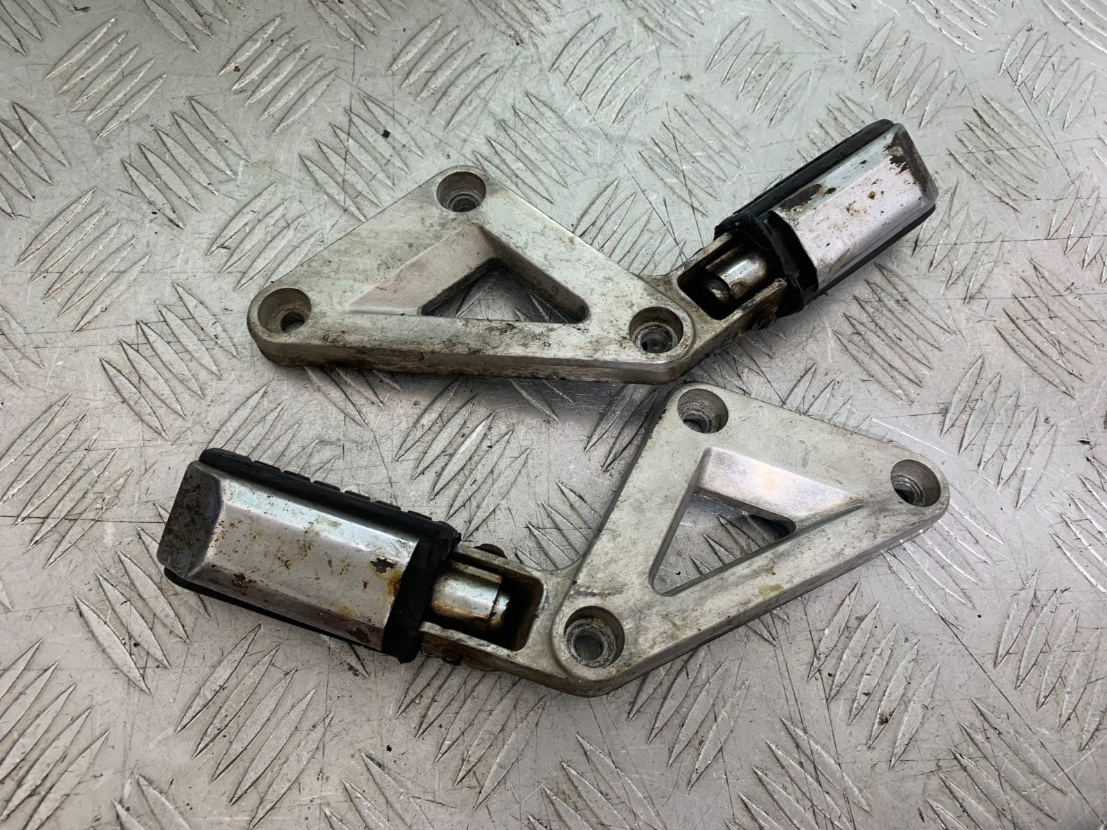 HONDA VT700 VT 700 SHADOW REAR HANGERS AND PEGS  YEAR 1984-85 (CMB1328)