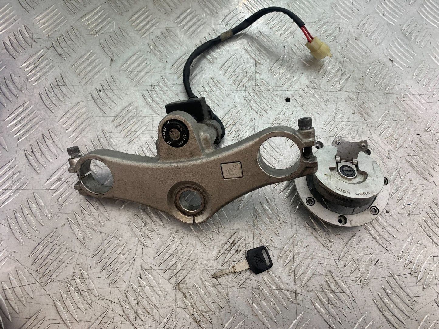 HONDA VFR800 PRE V-TEC LOCKS AND KEY YEAR 1998-2001 (CMB1233)