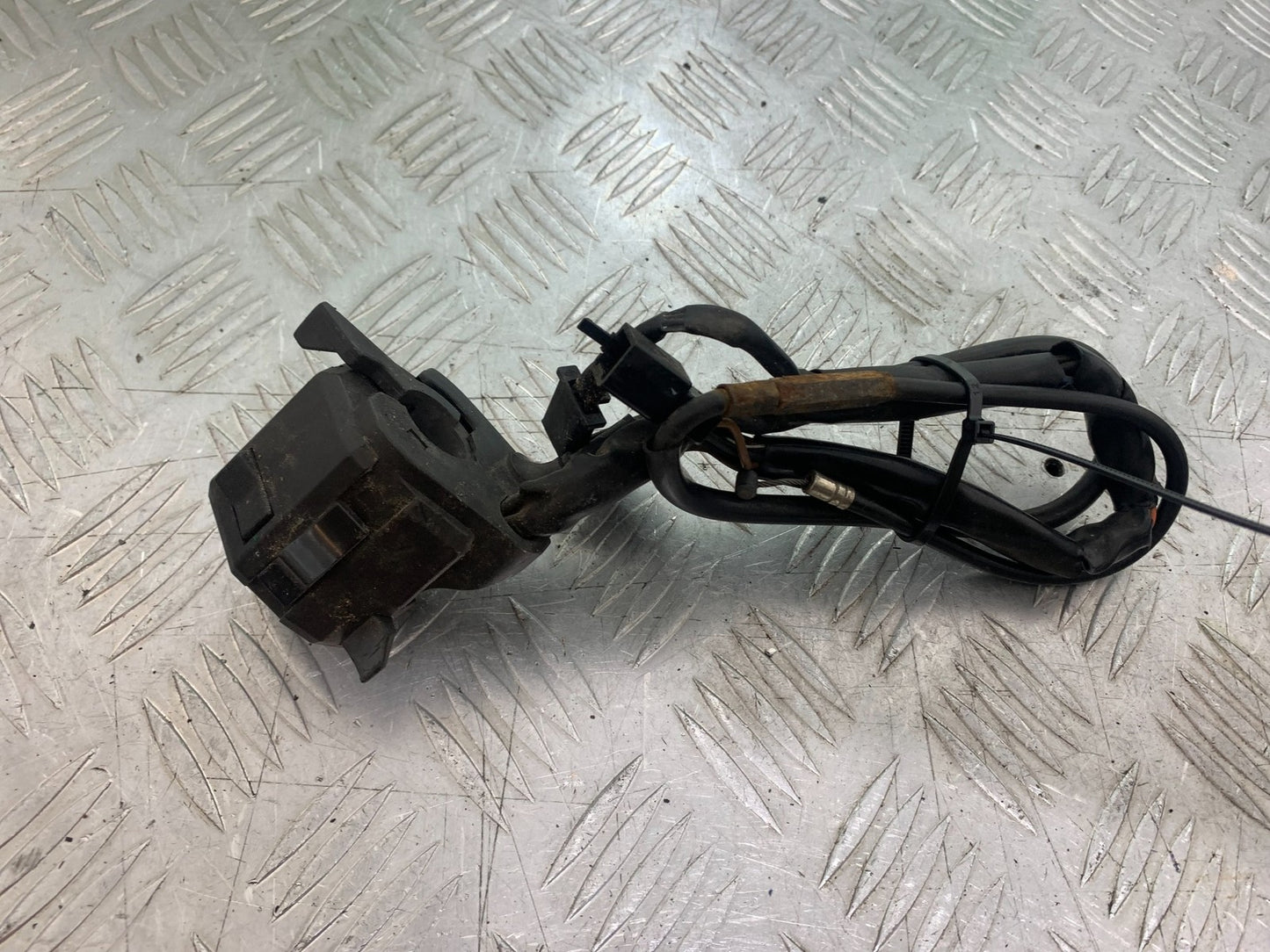 KAWASAKI GPX 750 GPX 750 LEFT SWITCH GEAR   YEAR 1990