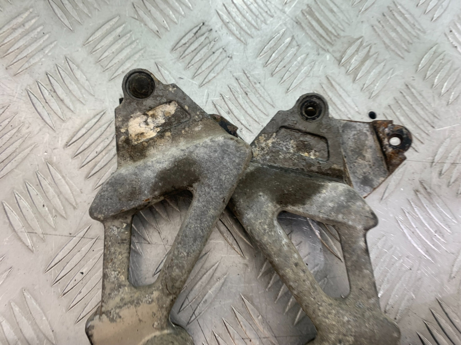 KAWASAKI ZZR1100 D REAR HANGERS AND PEGS   YEAR 1993-2001 (CMB1164)