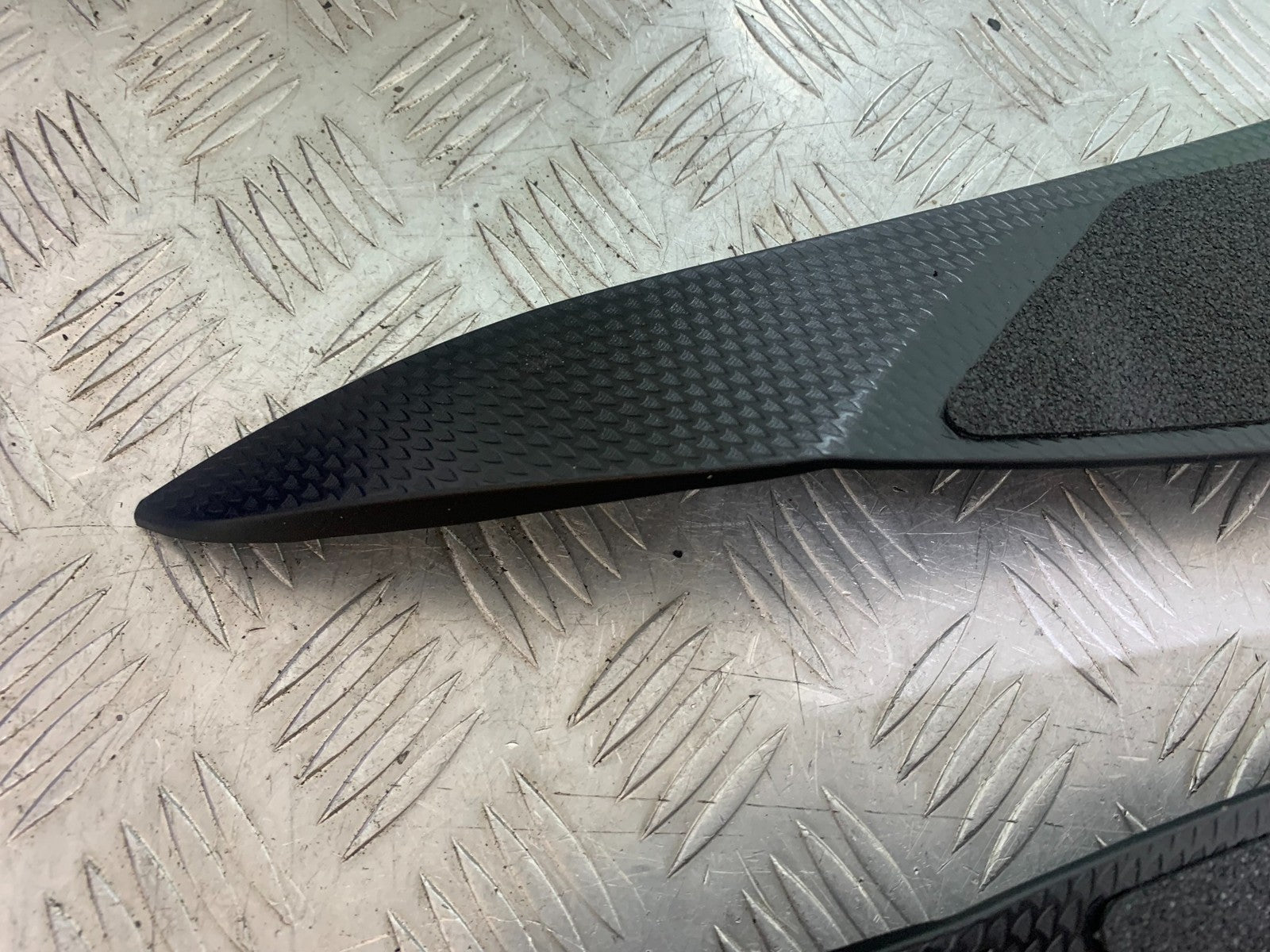 YAMAHA YZF R1 14 B BIG BANG LEFT & RIGHT TANK INFILLS   2009-14 (CMB1175)