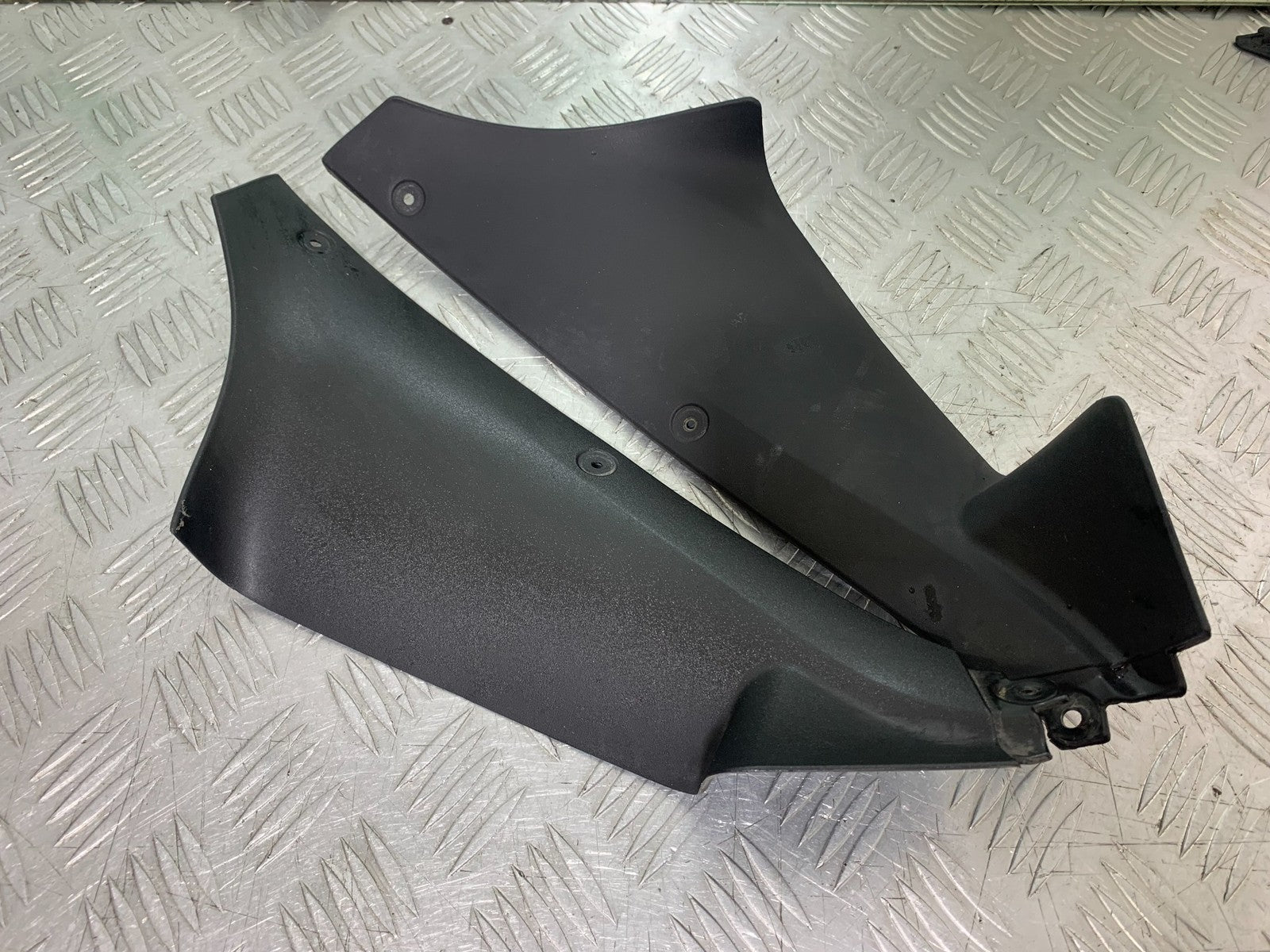 TRIUMPH 1050 SPRINT GT LEFT AND RIGHT INNER INFILLS YEAR 2010-2016 (CMB1250)