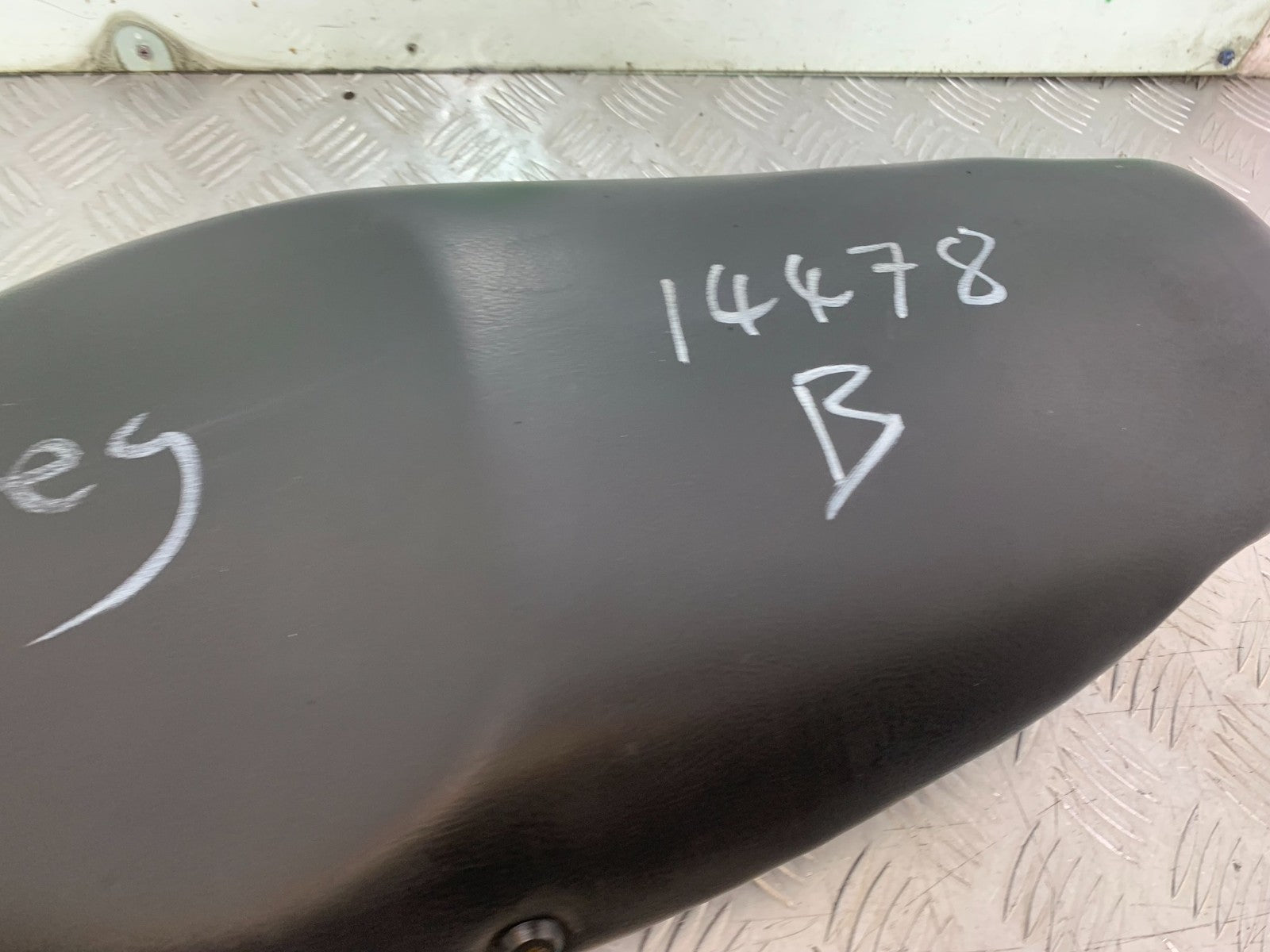 TRIUMPH 955i SPRINT ST SEAT YEAR 1999-04 (CMB1230)