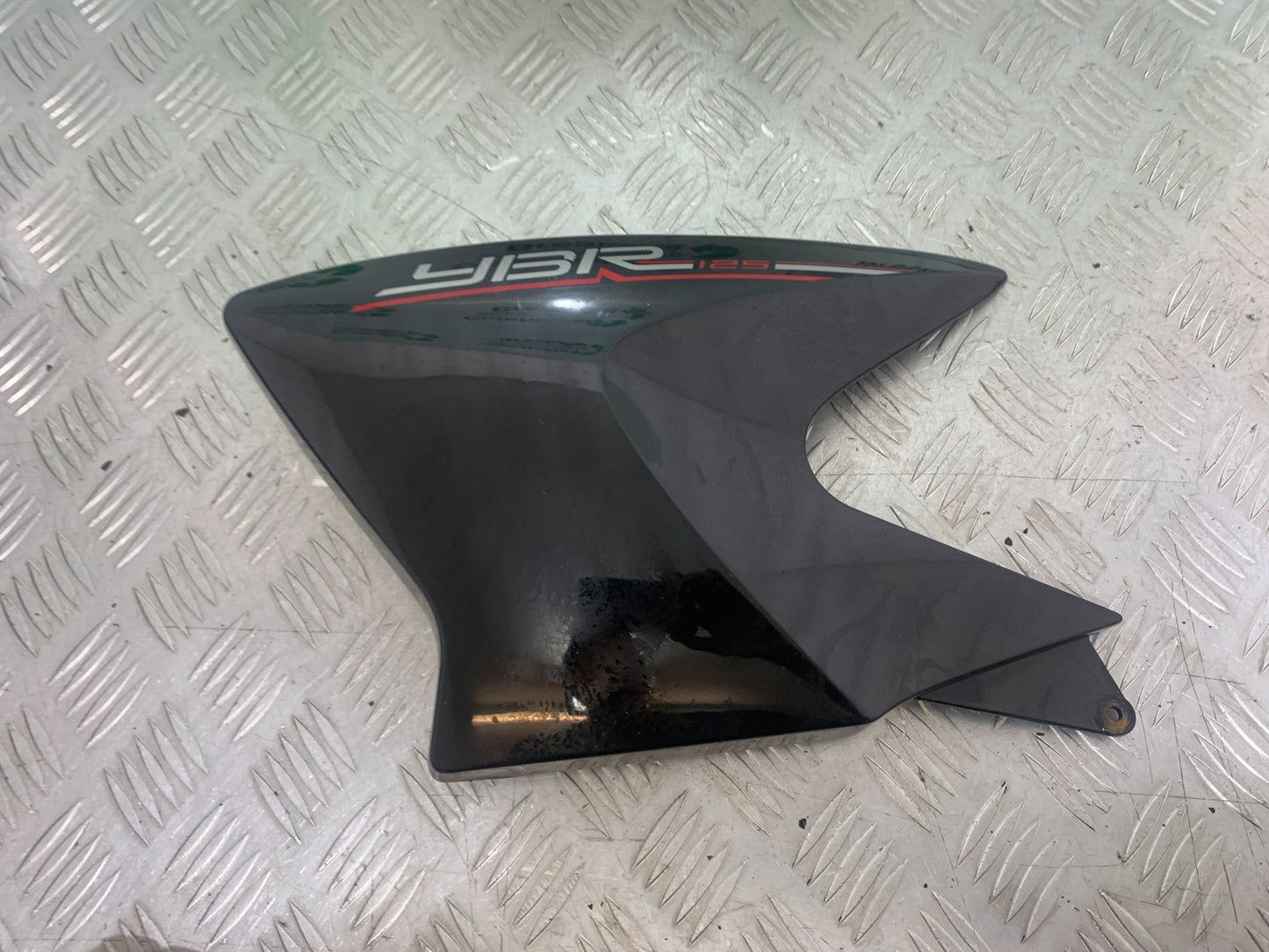 YAMAHA YBR125 YBR 125 LEFT TANK PANEL  YEAR 2010-2017 (CMB1163)