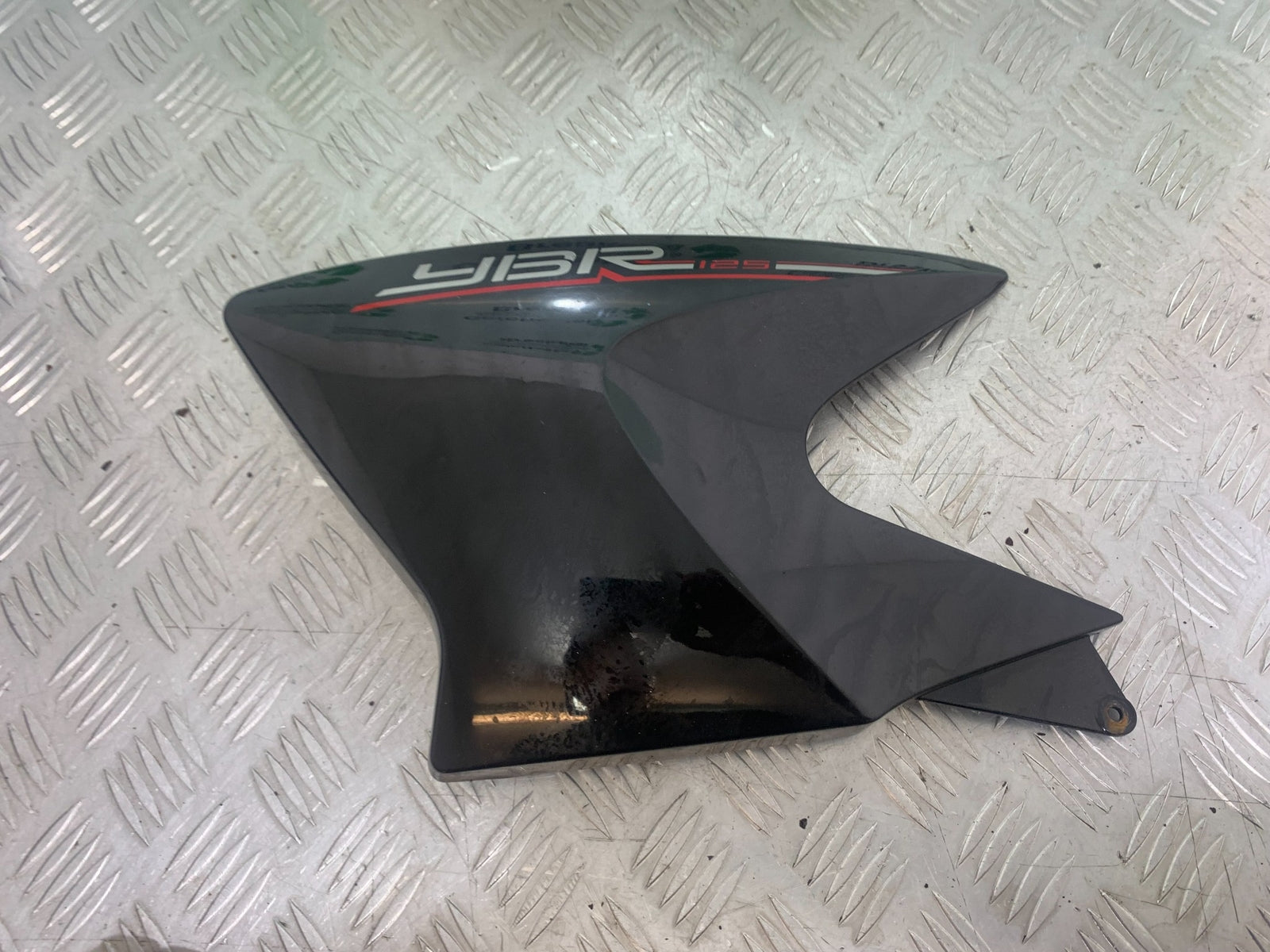 YAMAHA YBR125 YBR 125 LEFT TANK PANEL  YEAR 2010-2017 (CMB1163)
