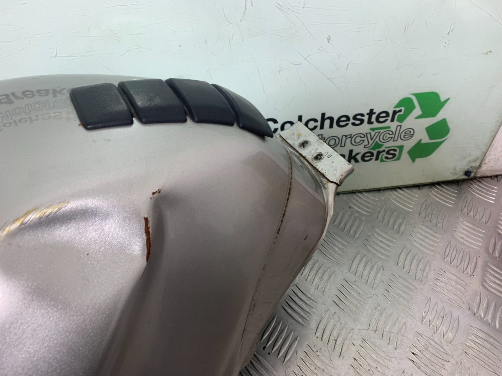 HONDA VFR800 PRE V-TEC PETROL TANK   YEAR 1998-2001 (CMB1233)