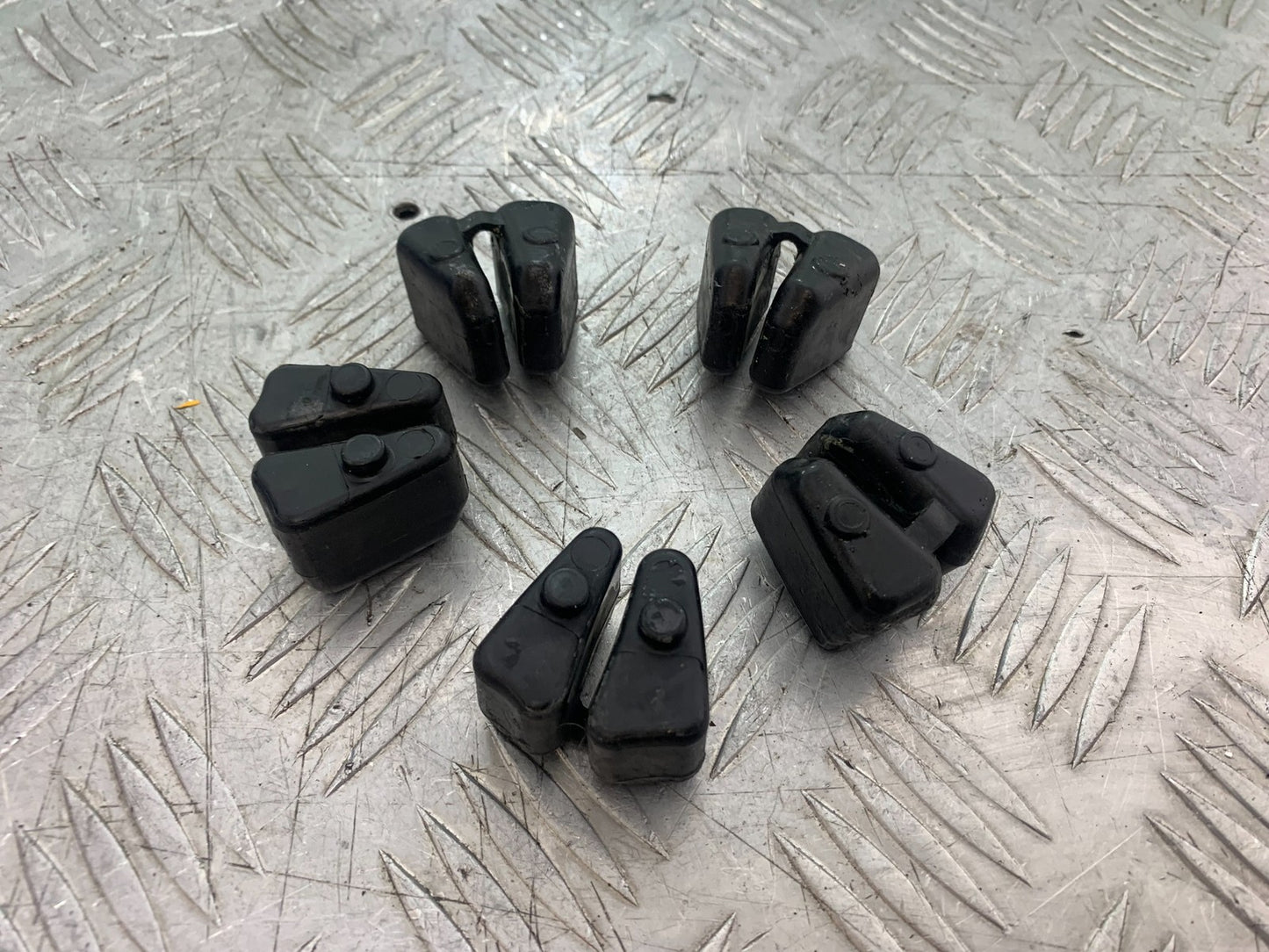 HONDA CBR1000 rr FIREBLADE CUSH DRIVE RUBBERS   YEAR 2006 (CMB1220)