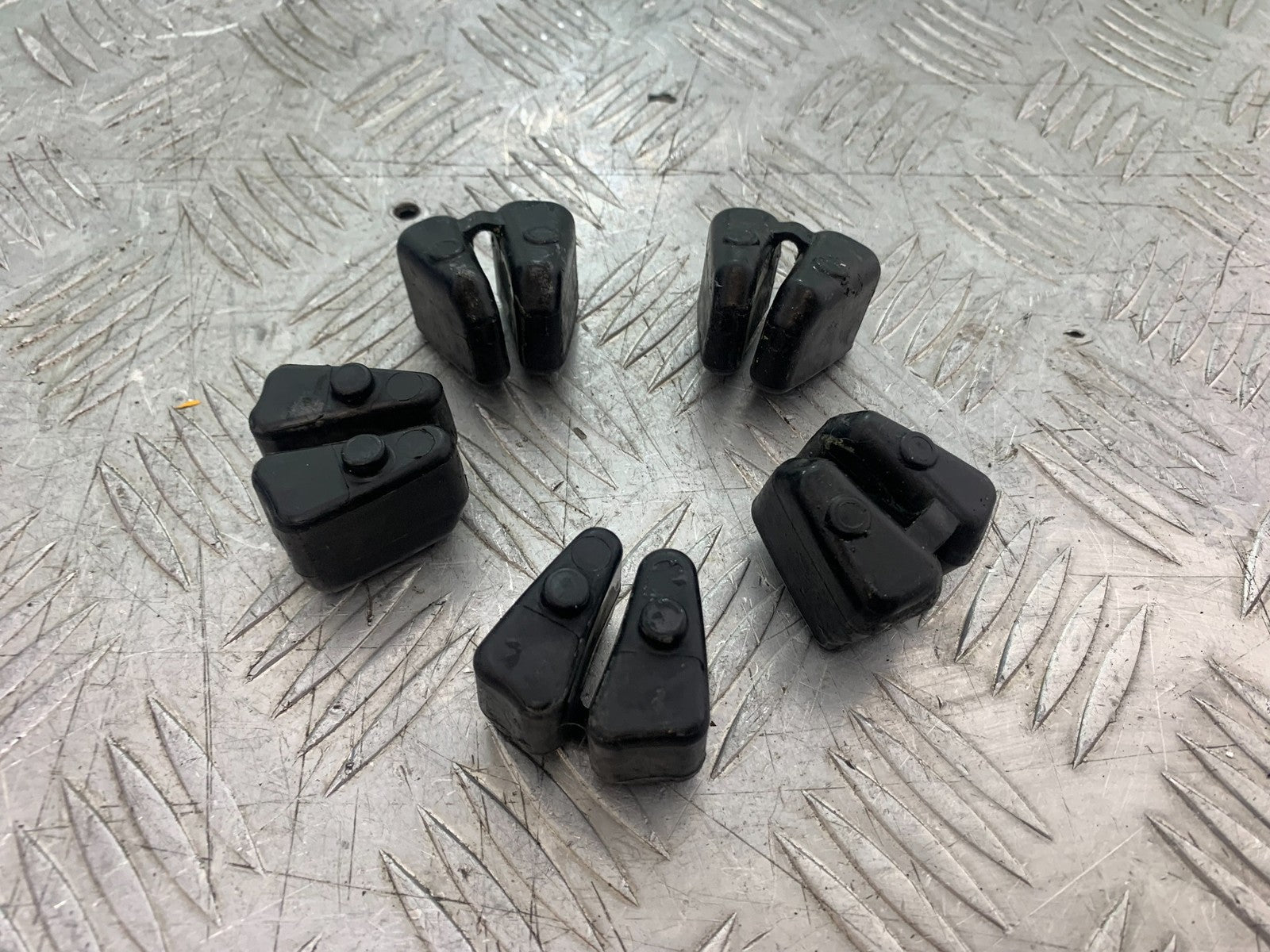 HONDA CBR1000 rr FIREBLADE CUSH DRIVE RUBBERS   YEAR 2006 (CMB1220)