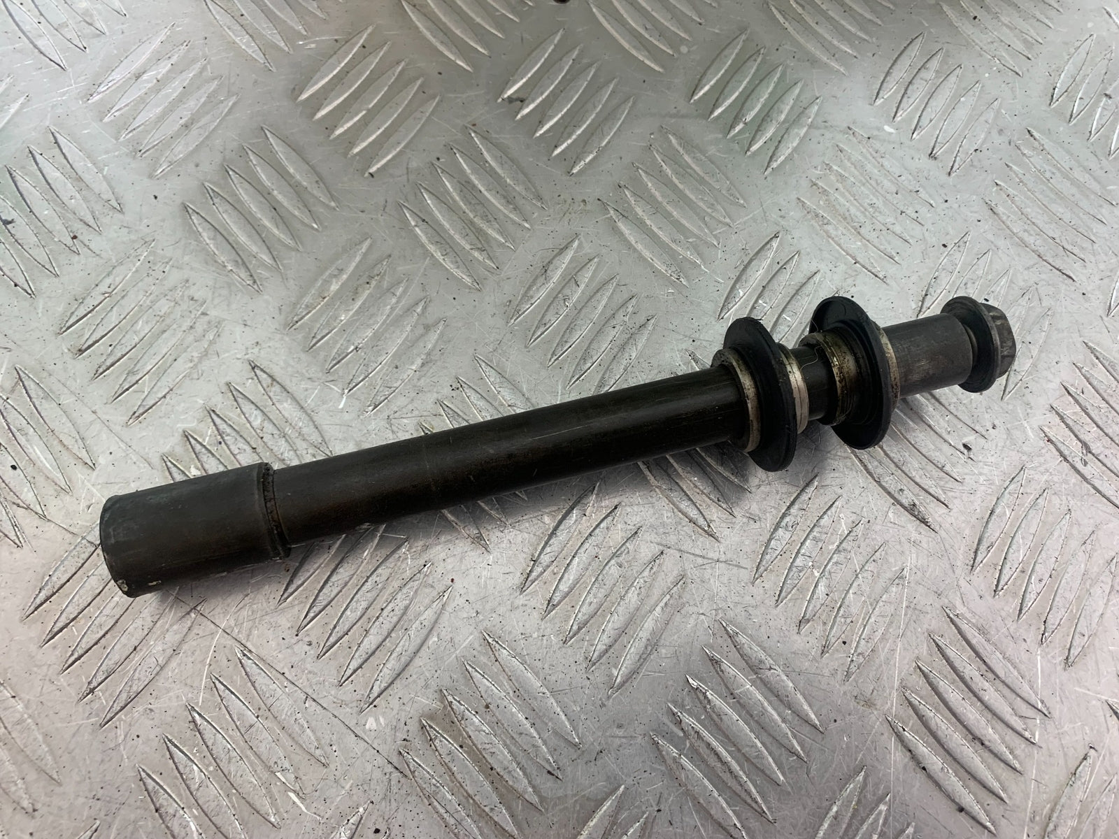 YAMAHA YZF R1 FRONT WHEEL SPINDLE   YEAR 2004-2006 (CMB1155)