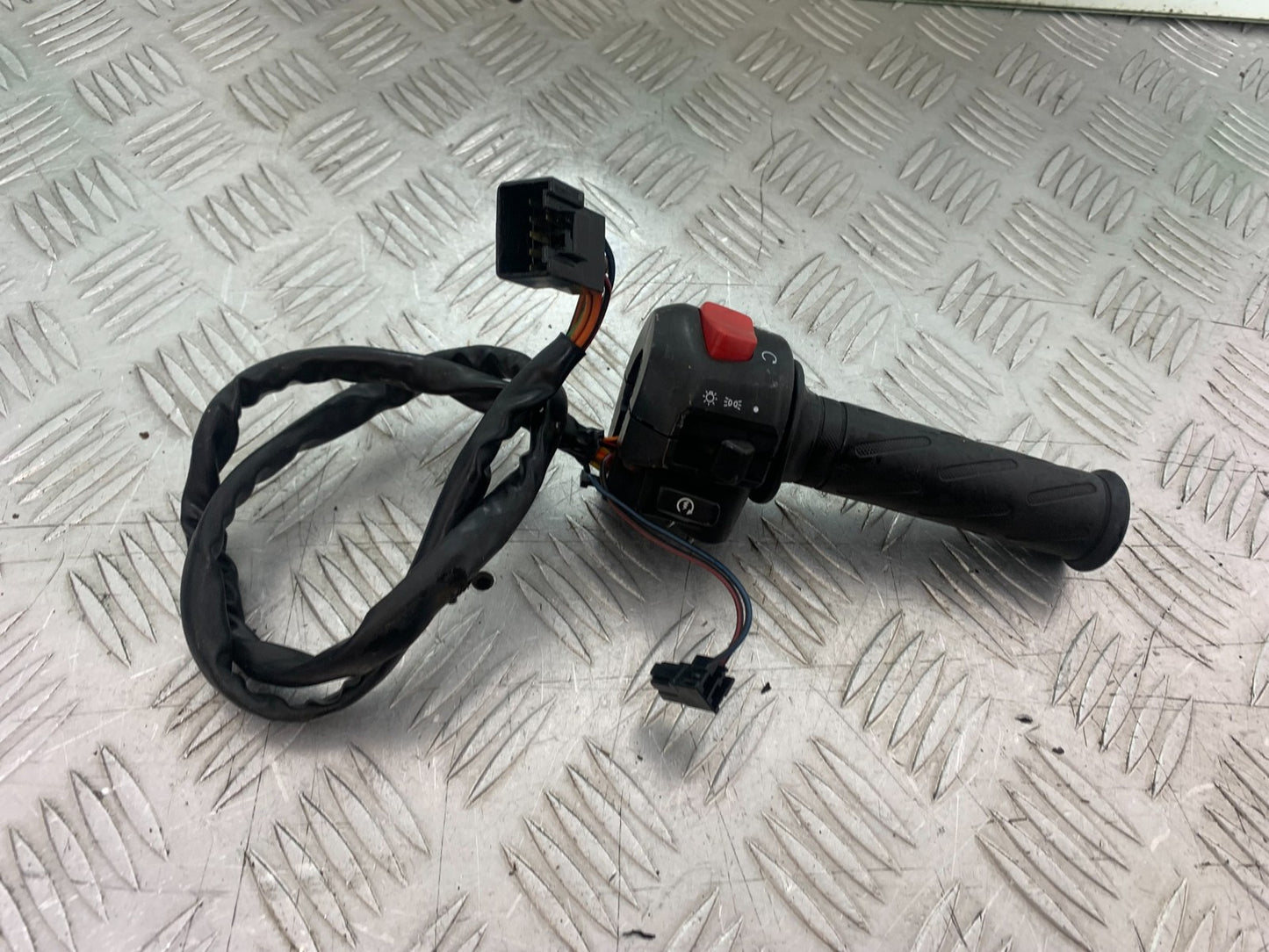 SUZUKI SV650 SV 650 mk1 RIGHT SWITCH GEAR   YEAR 1999-2002 (CMB1208)