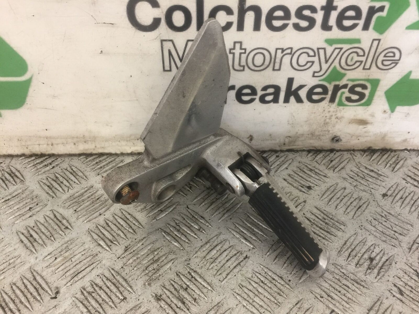 SUZUKI SV1000 SV 1000 K3 FRONT LEFT HANGER YEAR 2004 (STOCK 696)