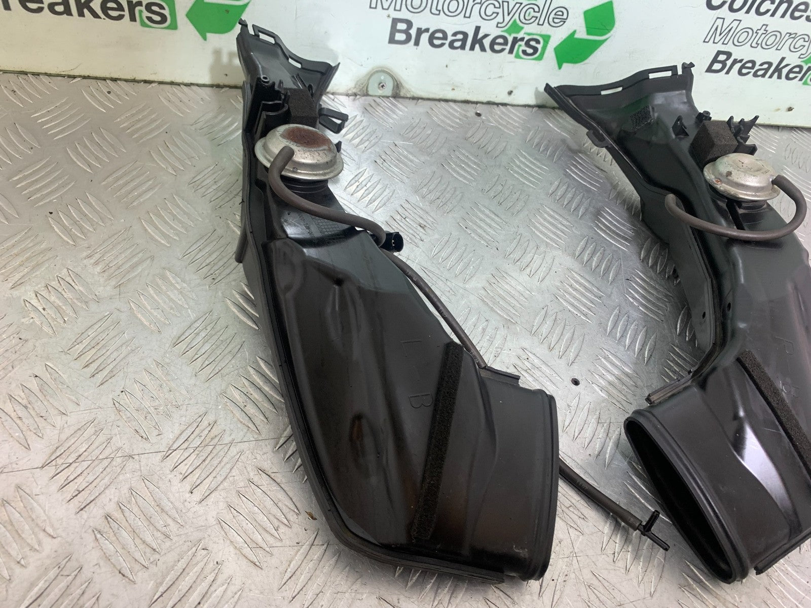 HONDA CBR1000 RR CBR1000 FIREBLADE LEFT AND RIGHT AIR DUCTS 2008-2011 (CMB1179)