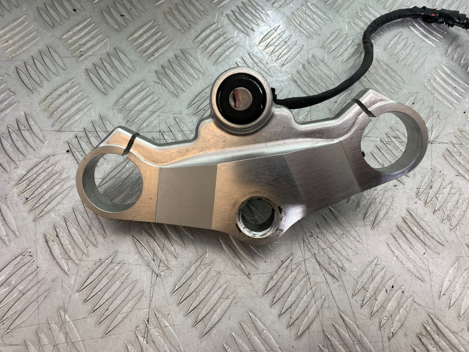 TRIUMPH 955i DAYTONA TOP YOKE  YEAR 2002-2006 (CMB1229)