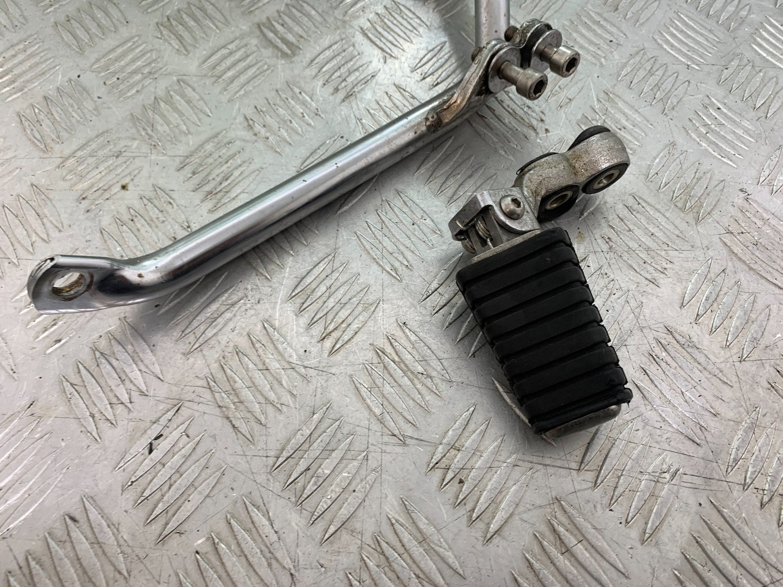 YAMAHA XV1100 XV 1100 VIRAGO RIGHT HANGER AND PEG  1990-1999 (CMB1190)