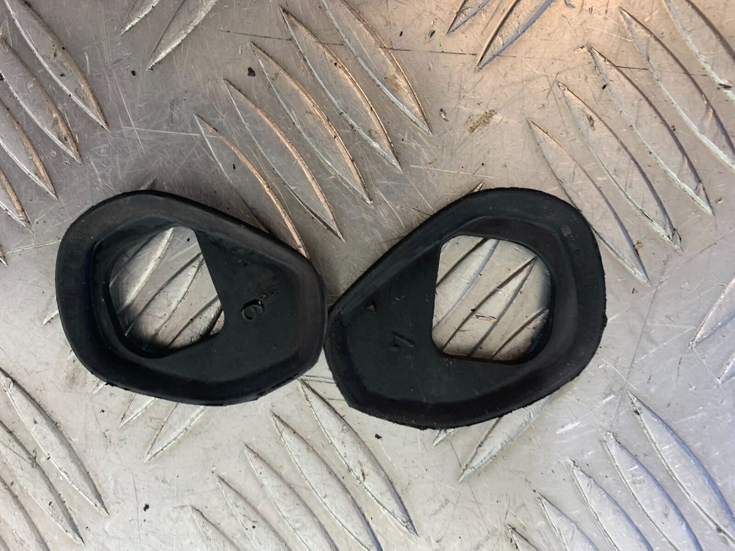 KAWASAKI Z750 ZR750 ZR-7S GRAB RAIL RUBBERS   YEAR 1999-05 (CMB1135)