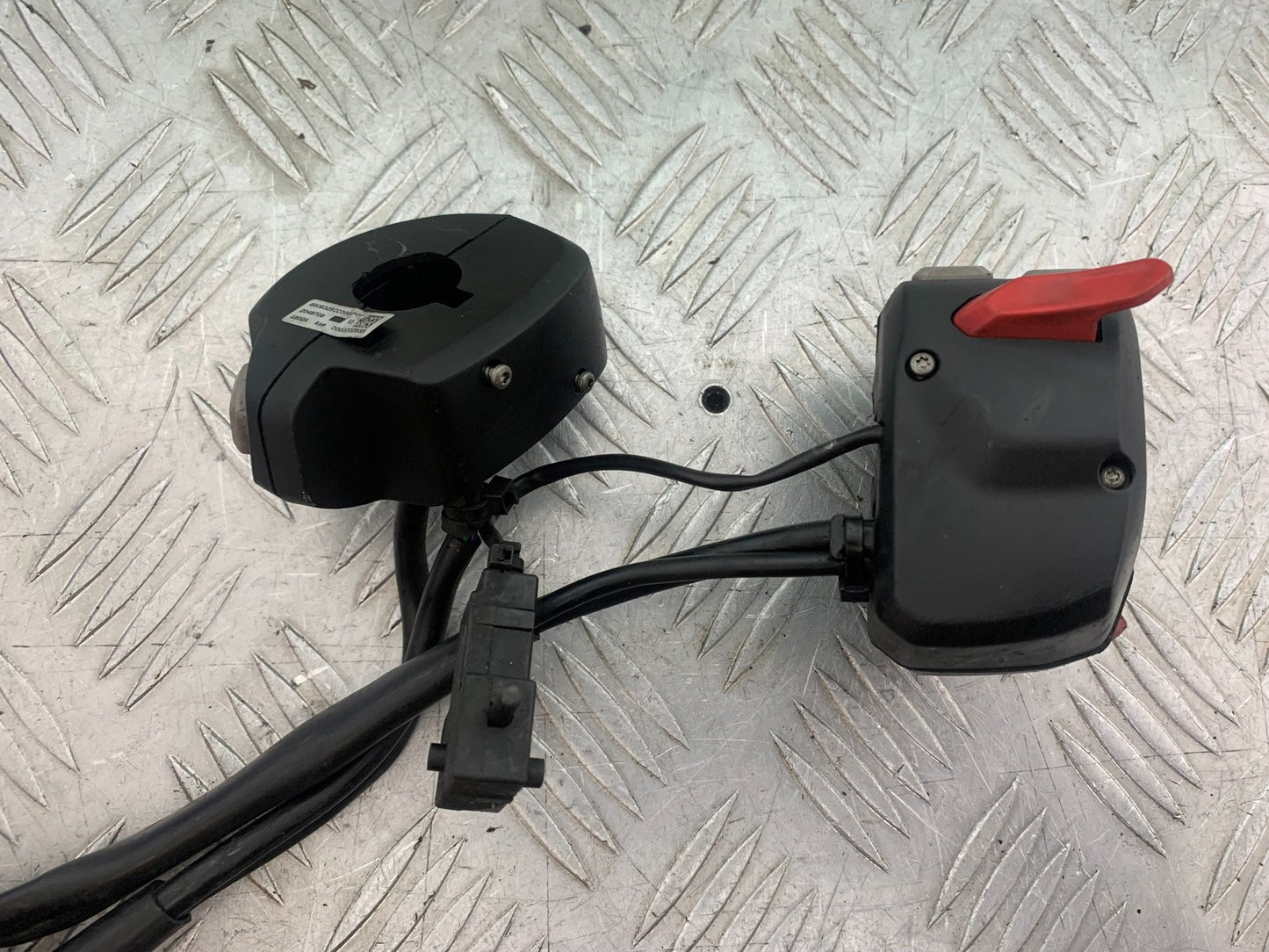 TRIUMPH TIGER 800 XRT LEFT AND RIGHT SWITCH GEARS  YEAR 2018-2020 (CMB1193)