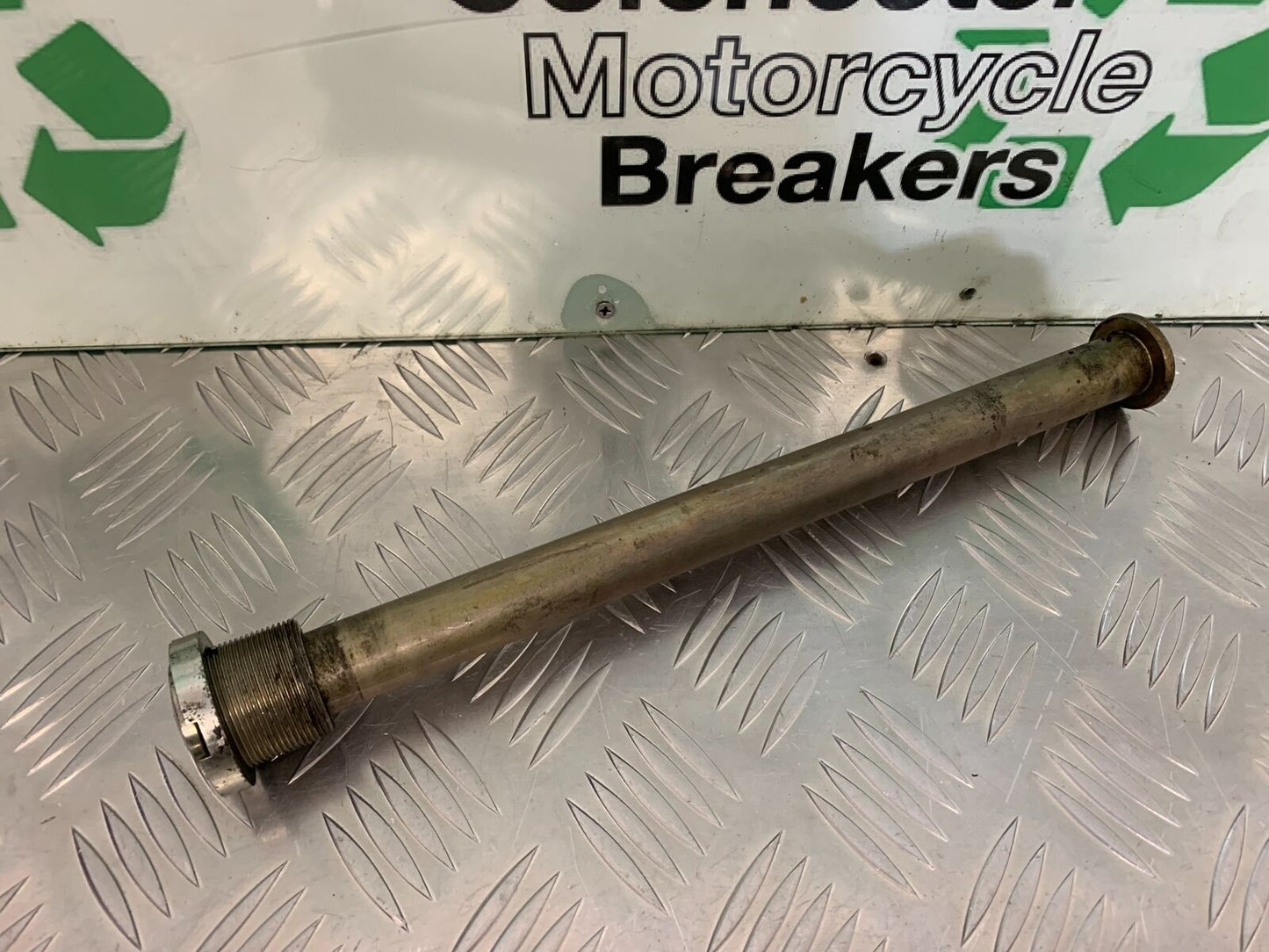 TRIUMPH 1050 SPRINT SWINGARM SPINDLE  YEAR 2004-2007 (STOCK 956)