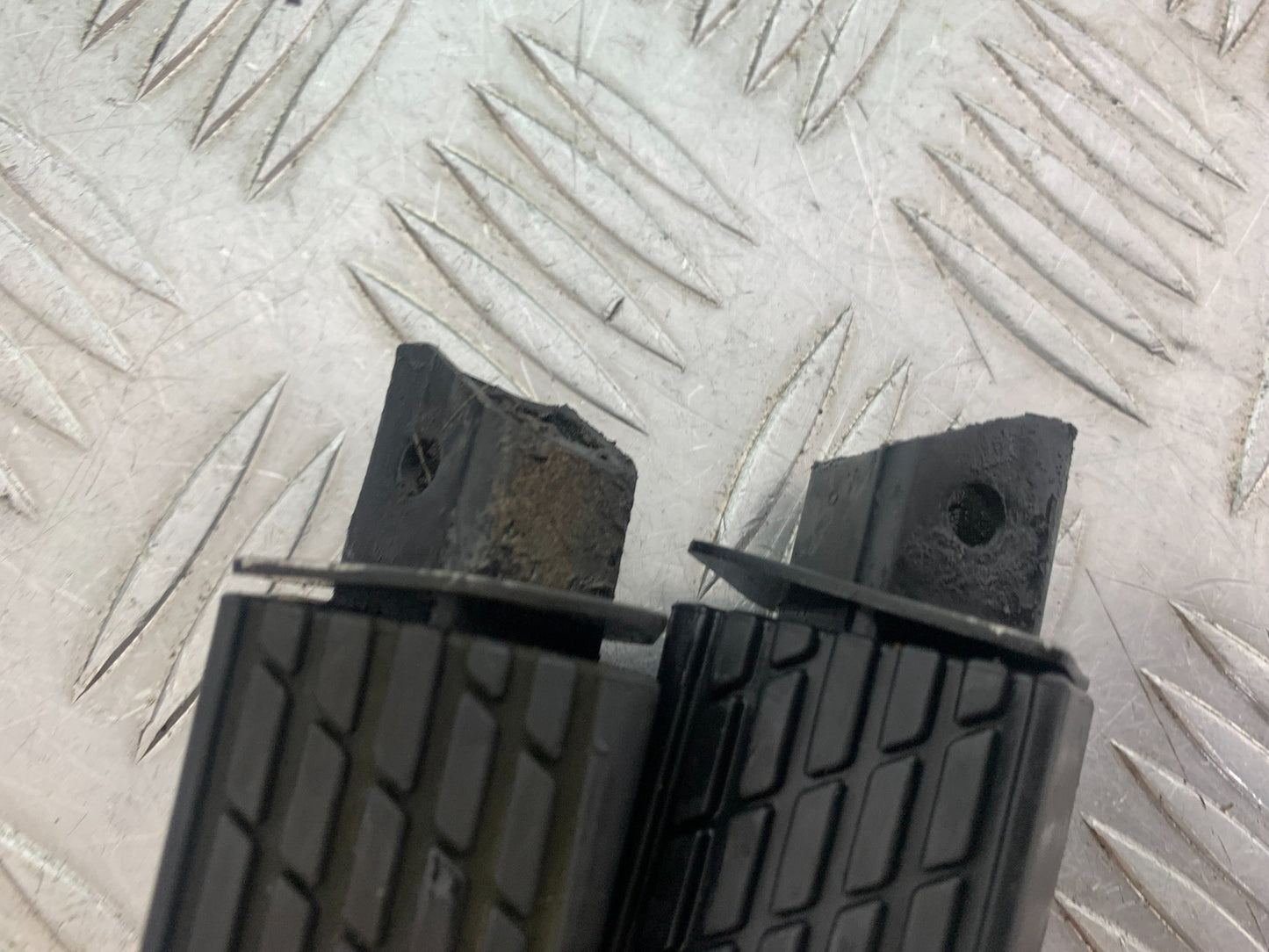 KAWASAKI J125 J125 FOOTPEGS   YEAR 2016-2020 (CMB1158)