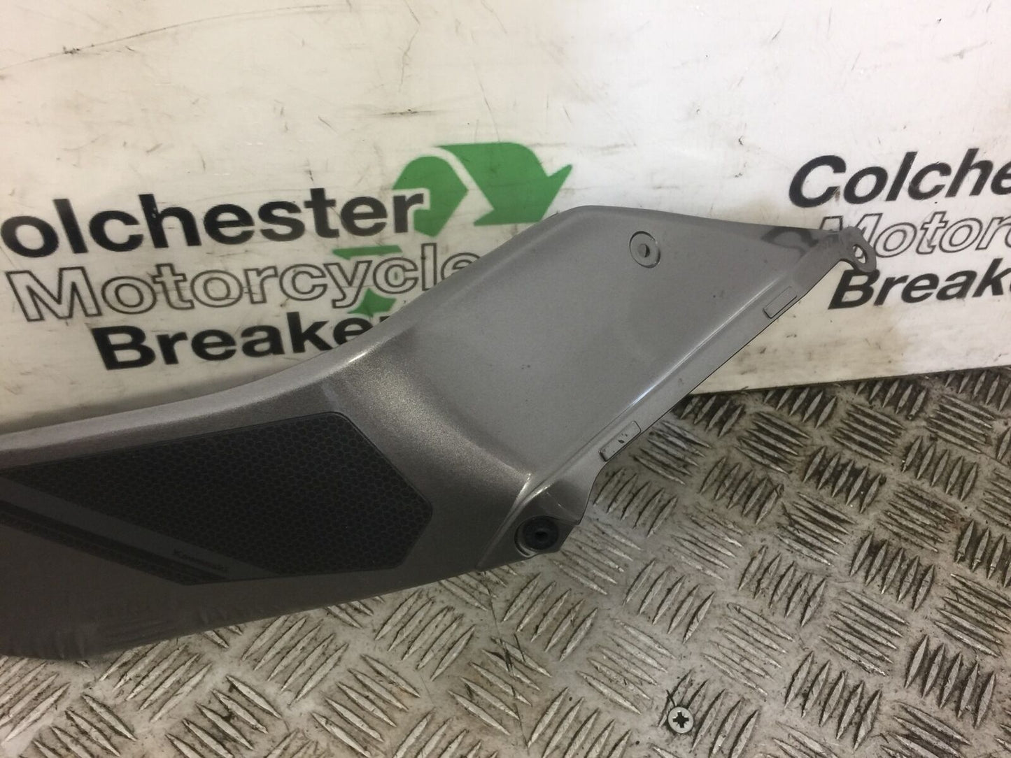 KAWASAKI NINJA H2 SX SE RIGHT SIDE FAIRING INFILL  YEAR 2018 2019  (STOCK 439)