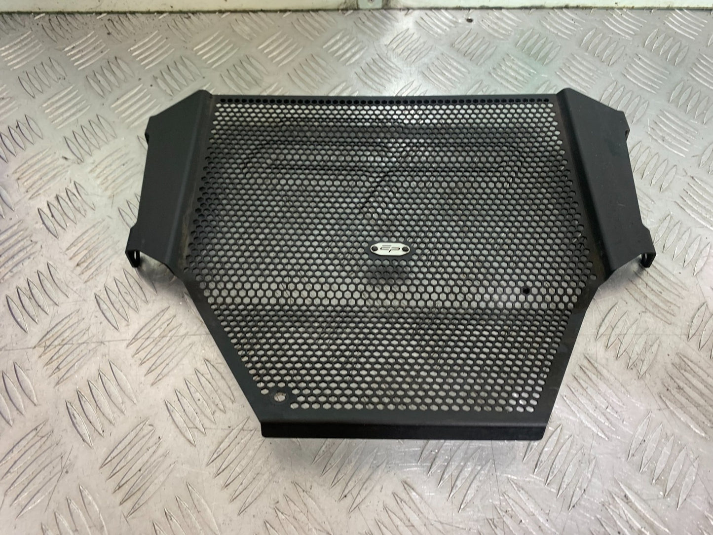 TRIUMPH SPEED TRIPLE R 1050 RADIATOR GRILL   2009 (CMB1183)