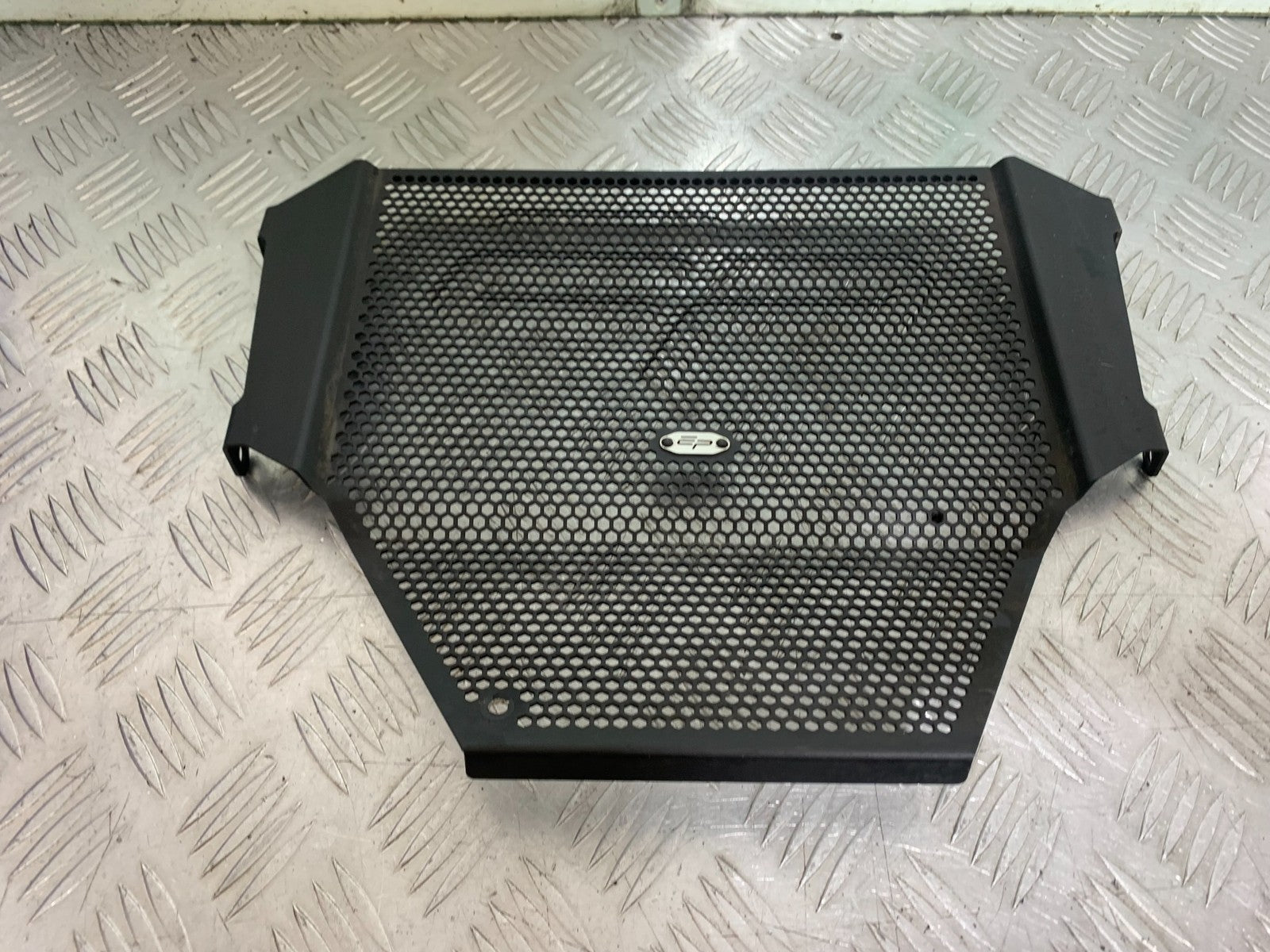 TRIUMPH SPEED TRIPLE R 1050 RADIATOR GRILL   2009 (CMB1183)