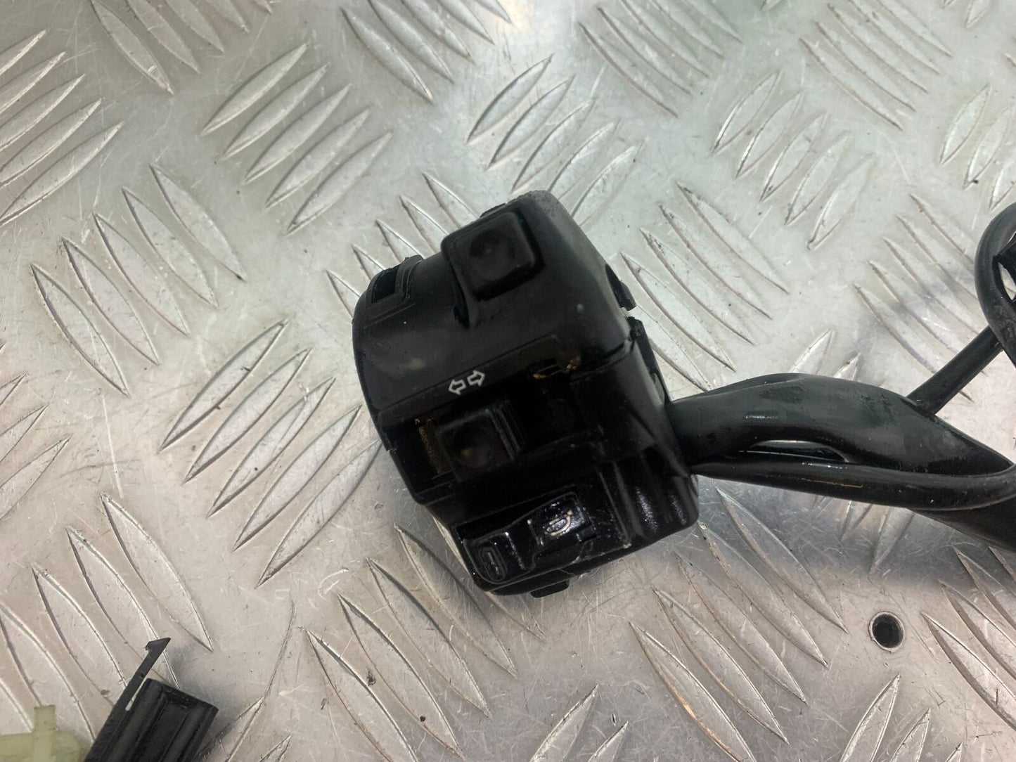 HONDA CBR125 CBR 125 LEFT SWITCH GEAR   YEAR 2004-06  (CMB1040)