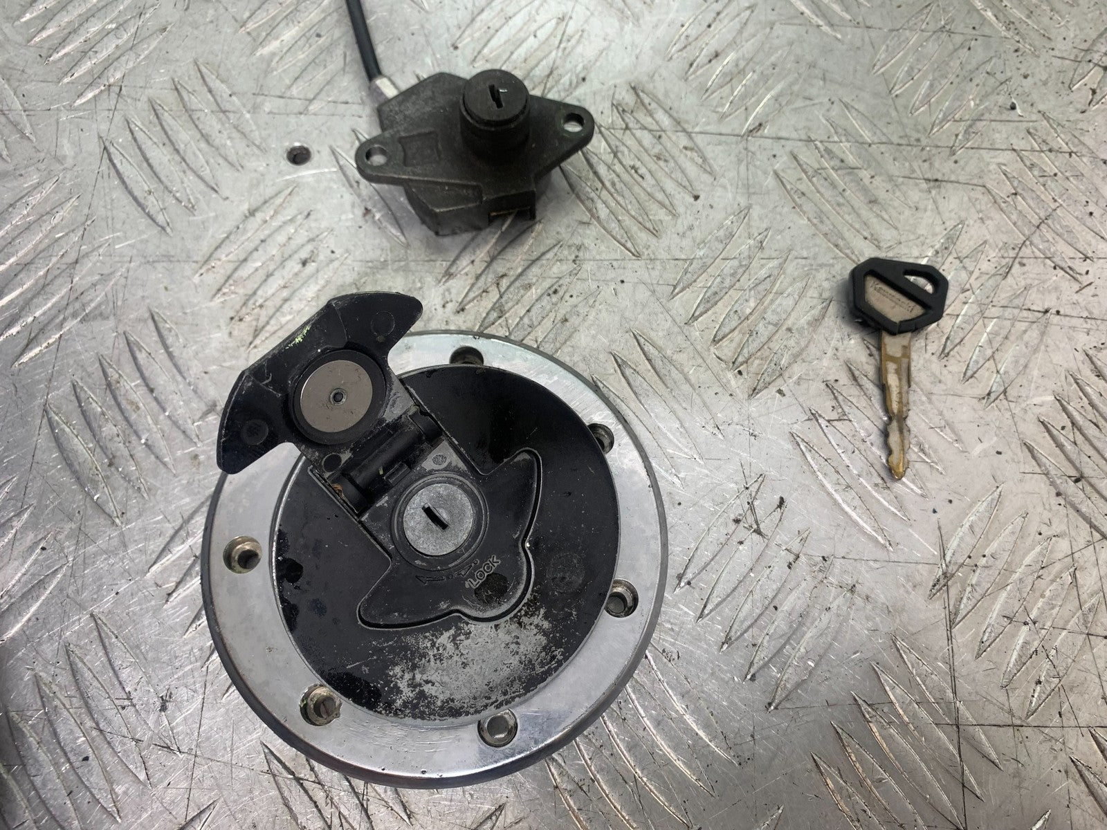 KAWASAKI ZX9R ZX9 C PETROL CAP SEAT LOCK KEY  YEAR 1998-99 (CMB1213)