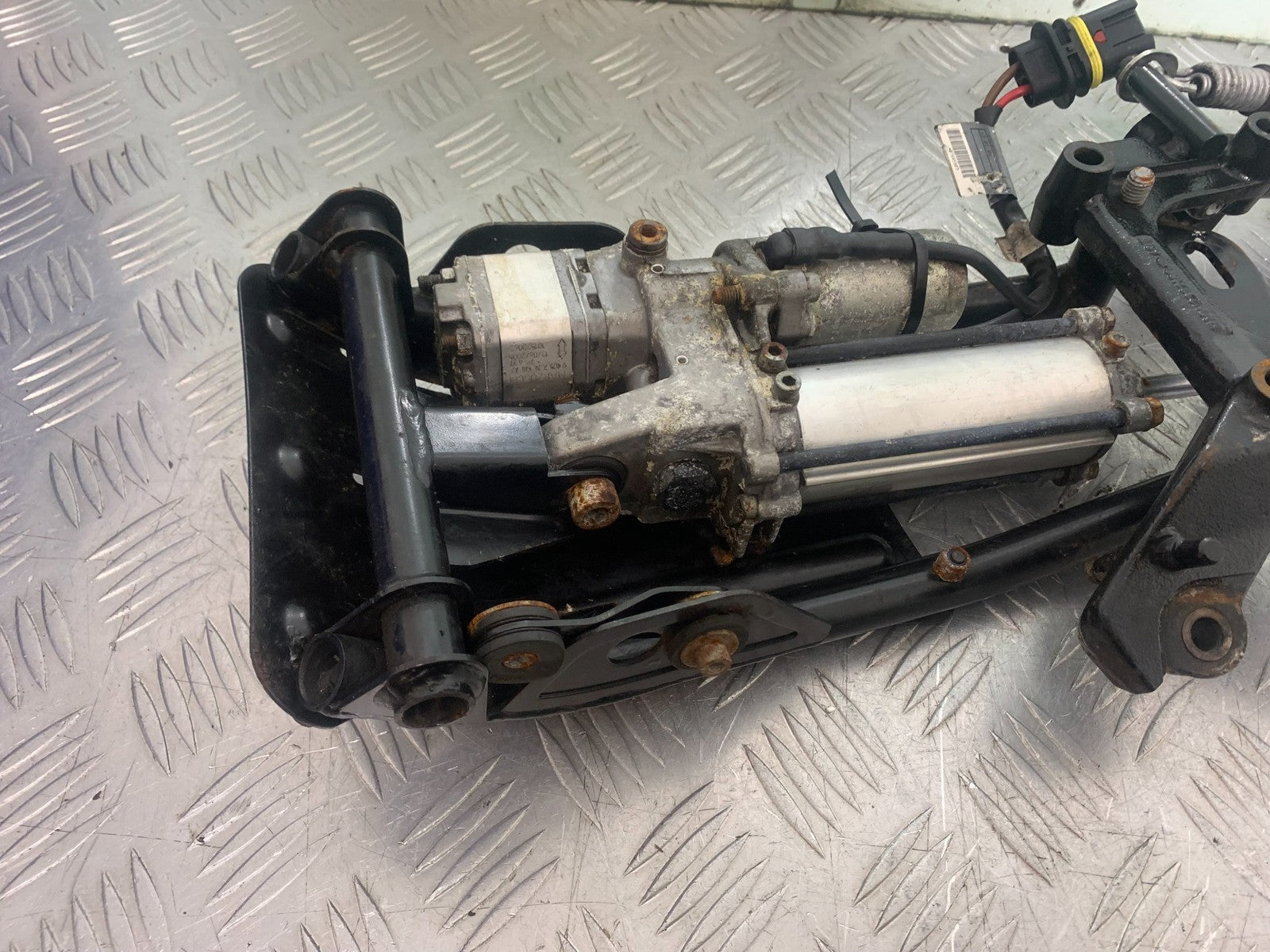 BMW K1200 K 1200 LT CENTER STAND AND MOTOR   YEAR 1999-07 (CMB1271)