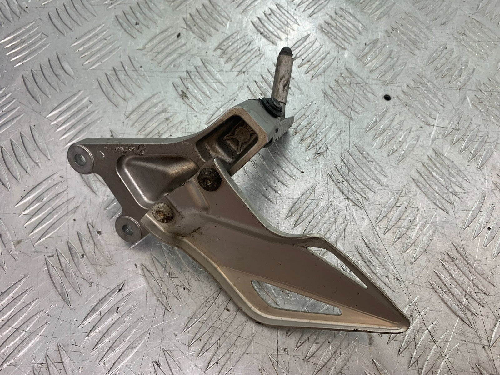 HONDA CBR1000 rr FIREBLADE FRONT LEFT HANGER   2012-2016 (CMB1280)