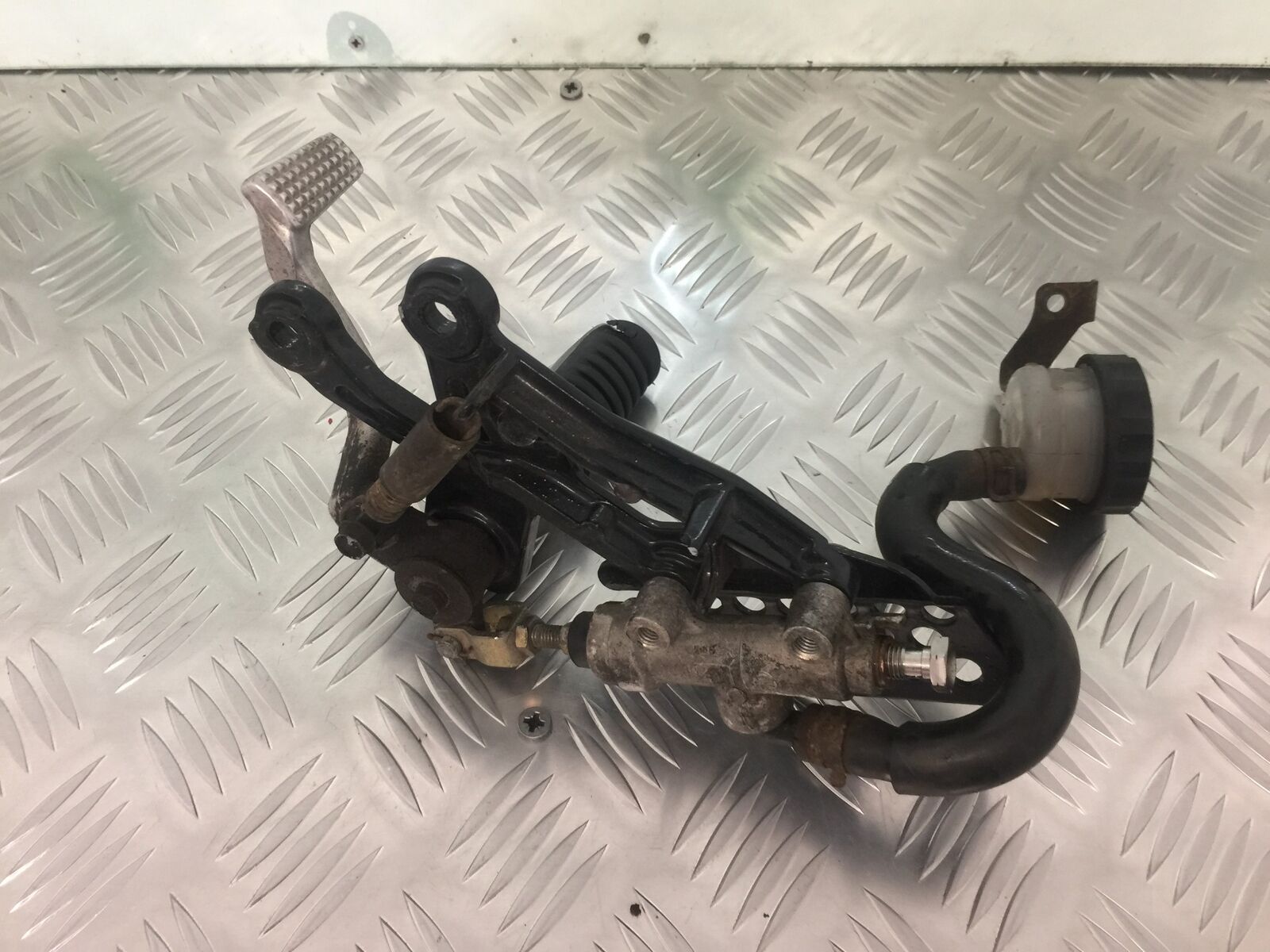 KAWASAKI ZX12R ZX12 R FRONT RIGHT HANGER  YEAR 2000 (STOCK 913)