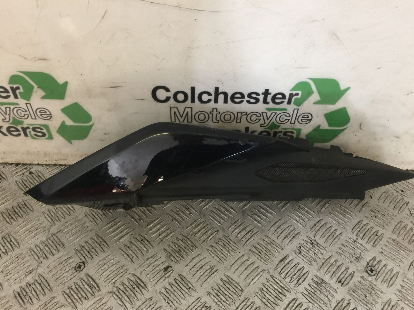 YAMAHA MT09 MT-09 LEFT SEAT PANEL  YEAR 2019 (STOCK 730)