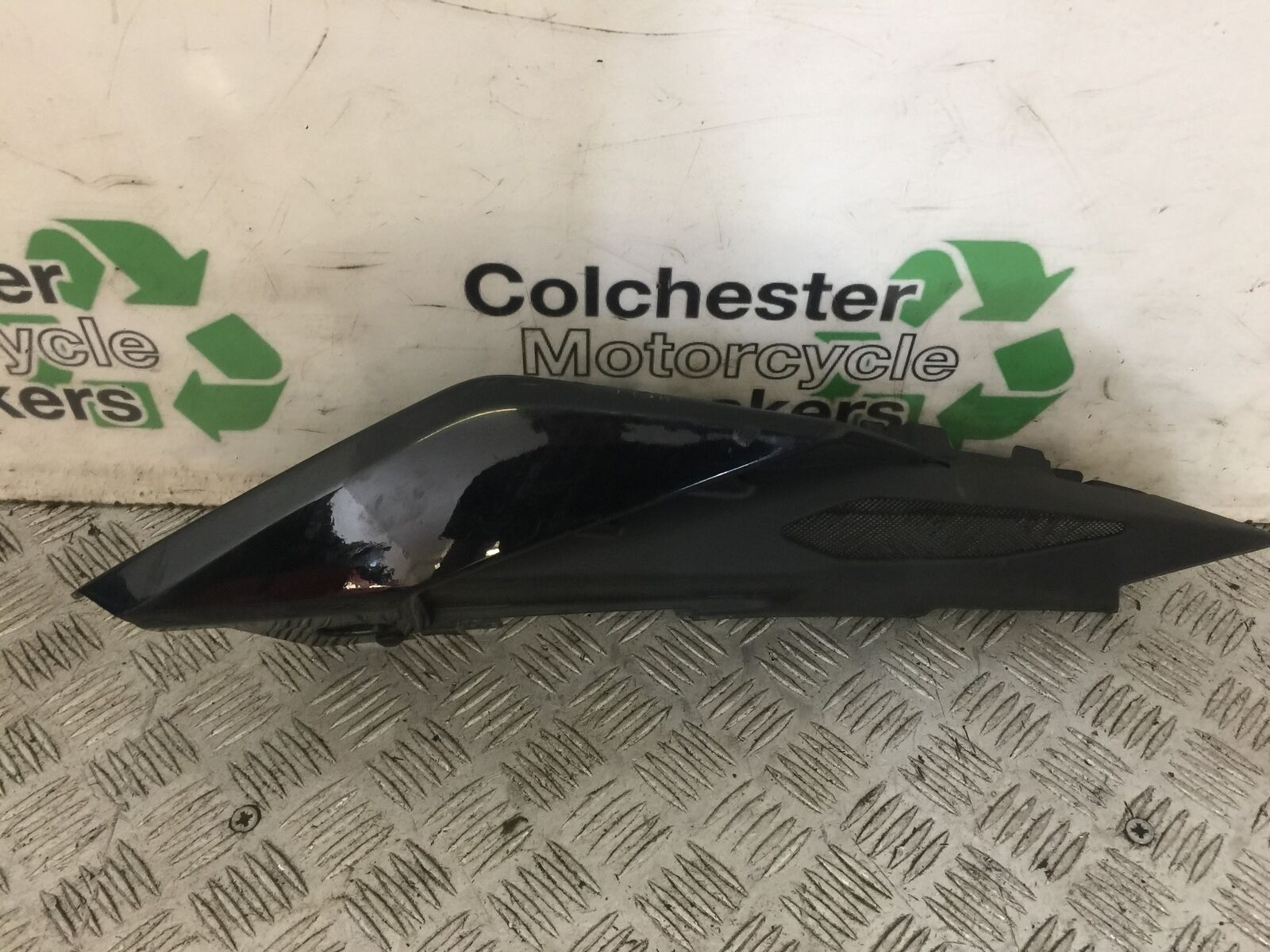 YAMAHA MT09 MT-09 LEFT SEAT PANEL  YEAR 2019 (STOCK 730)