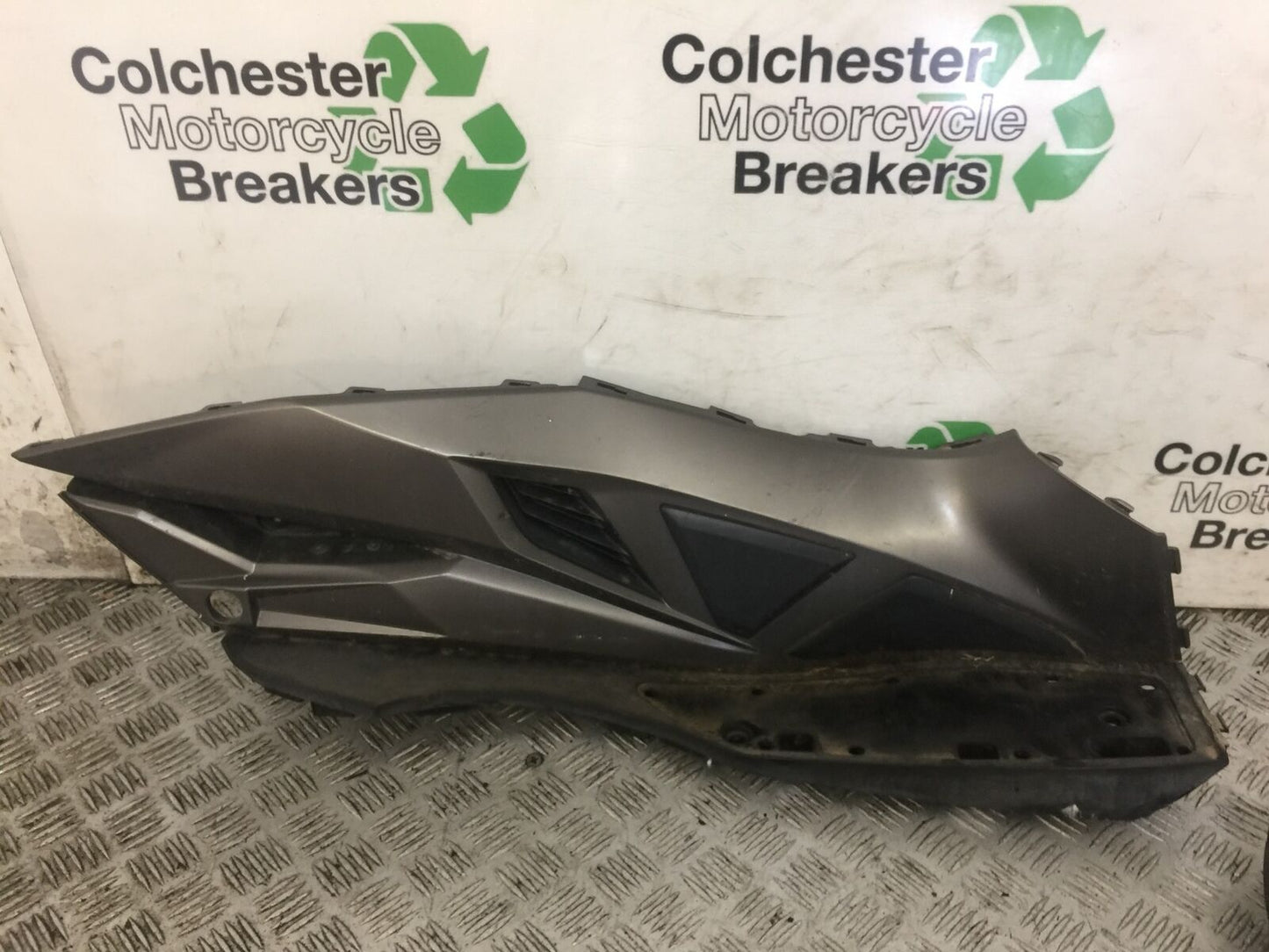KAWASAKI J300 J 300 RIGHT FOOTBOARD  YEAR 2015 (STOCK 711)