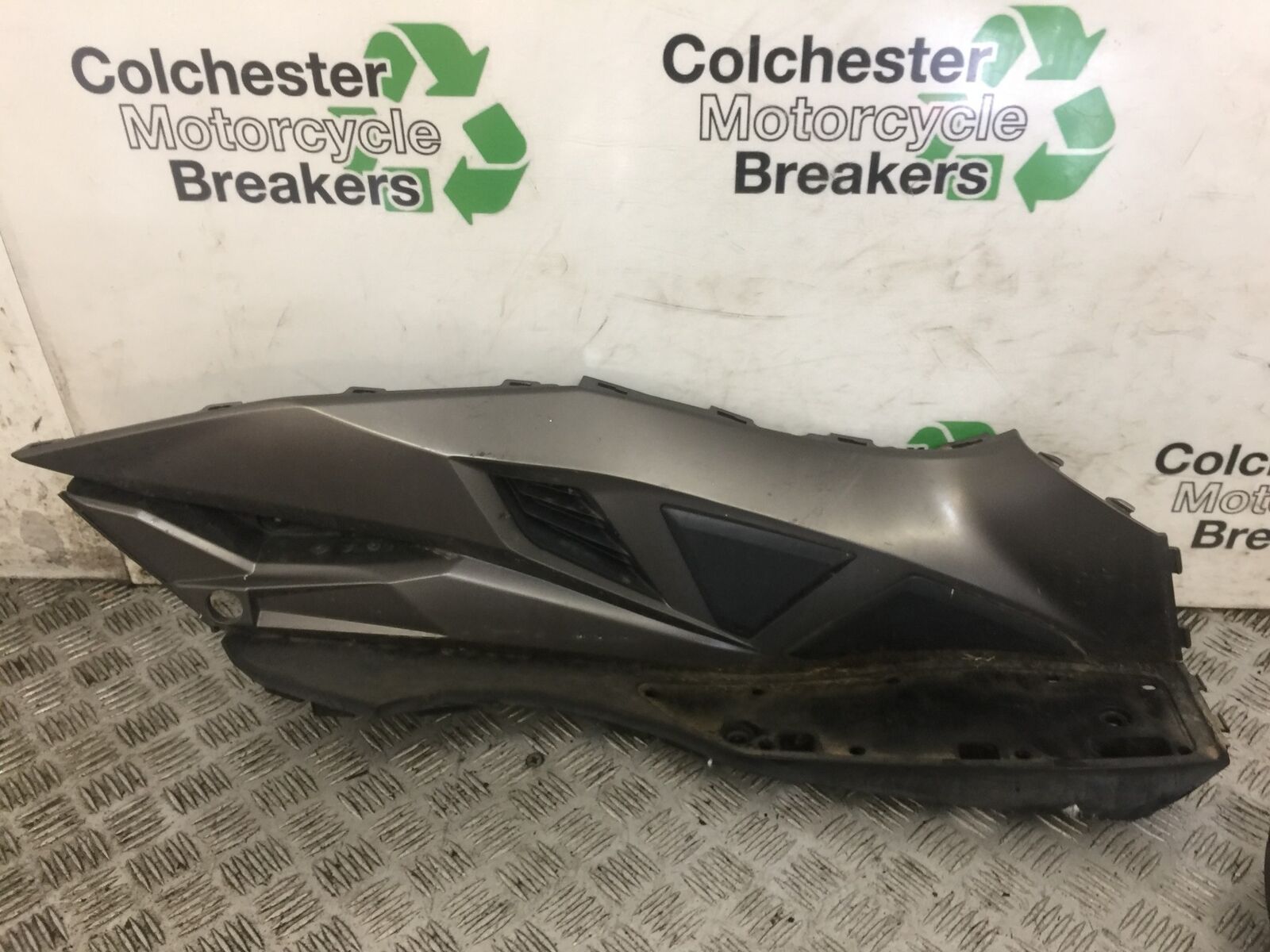 KAWASAKI J300 J 300 RIGHT FOOTBOARD  YEAR 2015 (STOCK 711)