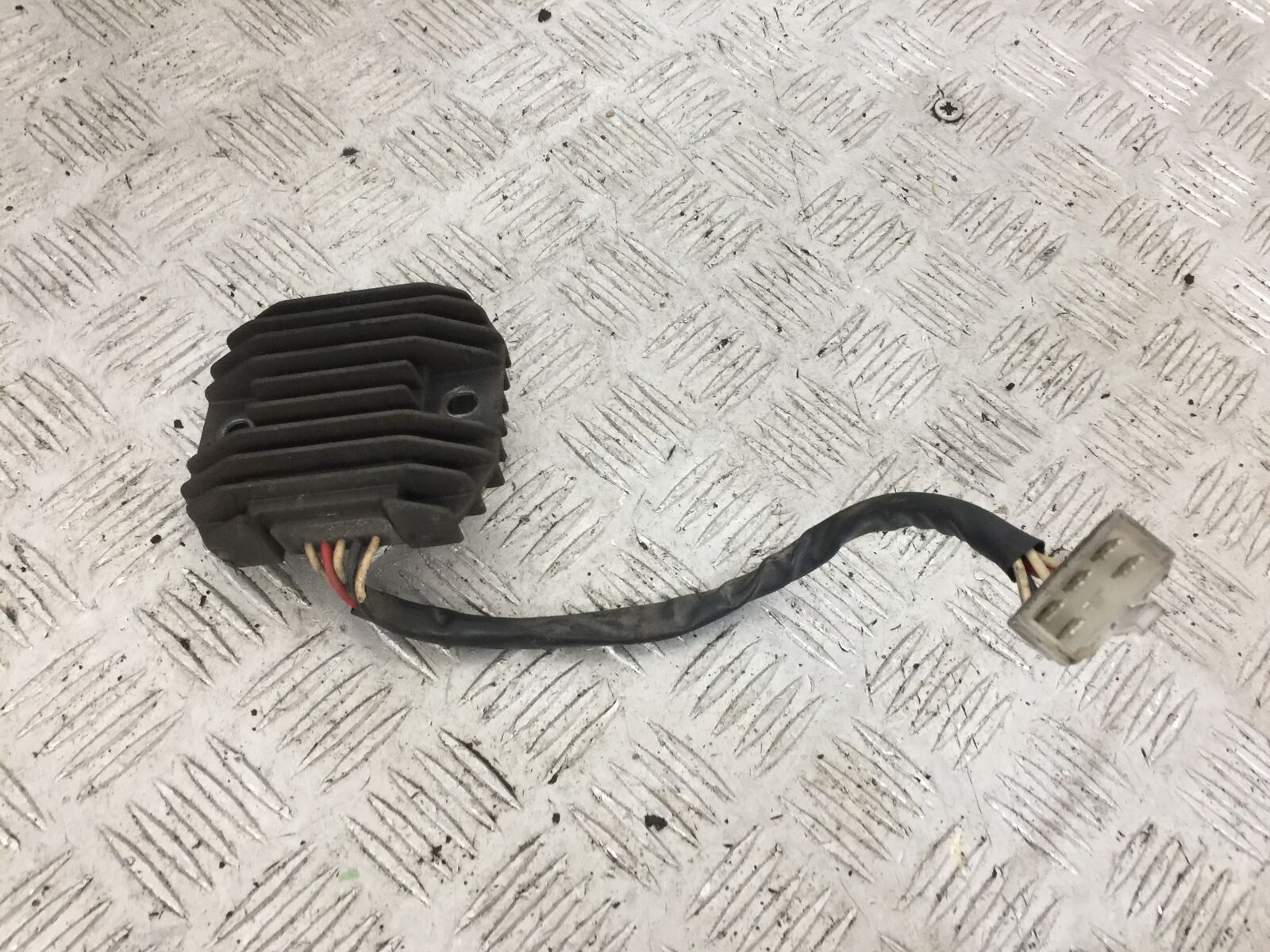 YAMAHA FZS600 FAZER 600 REGULATOR   YEAR 1998-2001 (STOCK 844)