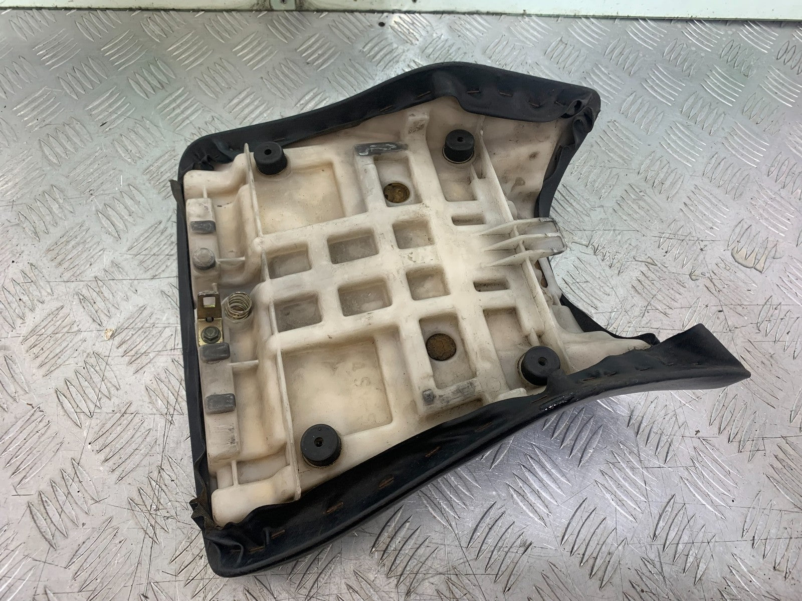 YAMAHA YZF1000 THUNDERACE FRONT SEAT  YEAR 1997-2000 (CMB1204)