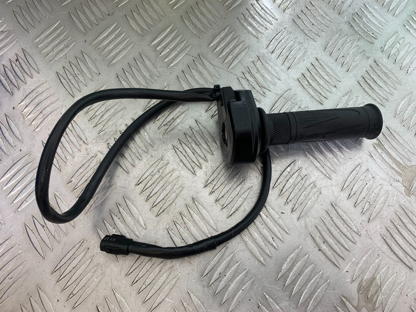 TRIUMPH TRIDENT 660 THROTTLE AND GRIP  YEAR 2021-2024 (CMB1148)