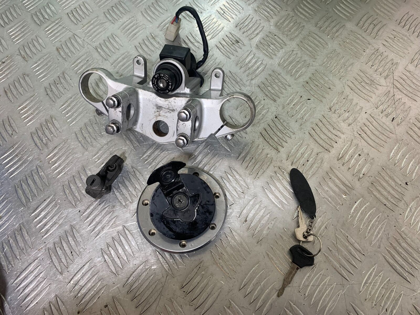KAWASAKI Z750 ZR750 ZR-7S LOCKS AND KEY   YEAR 1999-05 (CMB1135)