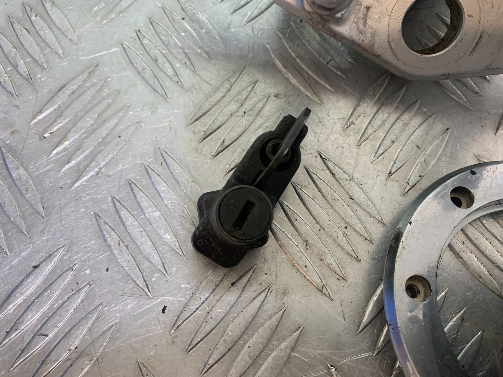 KAWASAKI Z750 ZR750 ZR-7S LOCKS AND KEY   YEAR 1999-05 (CMB1135)