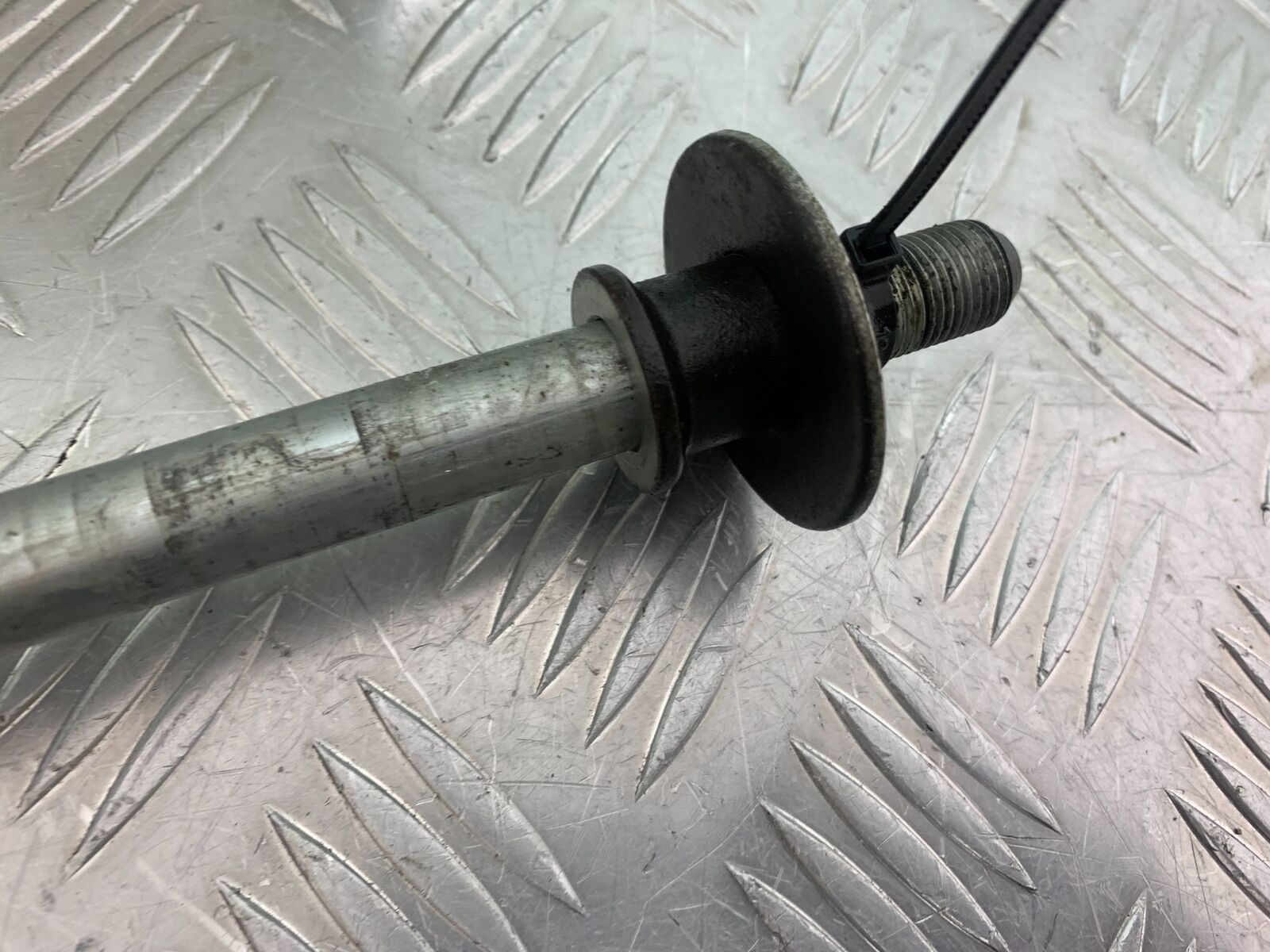 SUZUKI GSF600 GSF 600 BANDIT FRONT WHEEL SPINDLE  YEAR 2001-2003 (CMB1102)